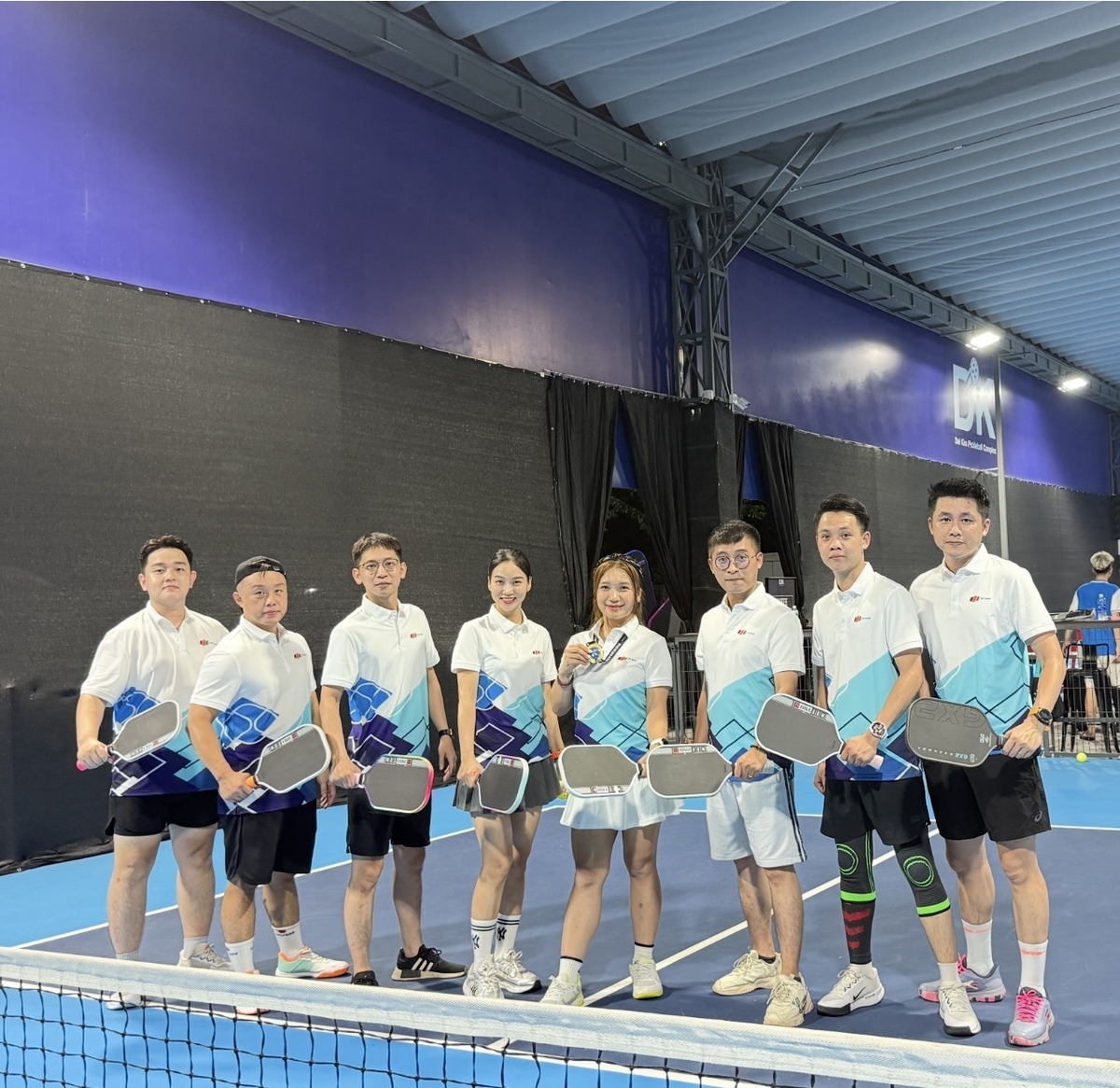 <p class="Normal" style="text-align:justify;"> Chị Thúy đến với pickleball khá tình cờ, từ sự tò mò khi thấy mọi người chơi vui và đầy năng lượng. Ban đầu, chị nghĩ đây là môn thể thao nhẹ nhàng, nhưng khi vào sân mới nhận ra pickleball cũng cần kỹ thuật, sự tập trung và tinh thần phối hợp. Điều khiến chị yêu thích bộ môn này hơn cả là cảm giác thoải mái, sự kết nối rất tự nhiên với các đồng nghiệp và mọi người.</p>