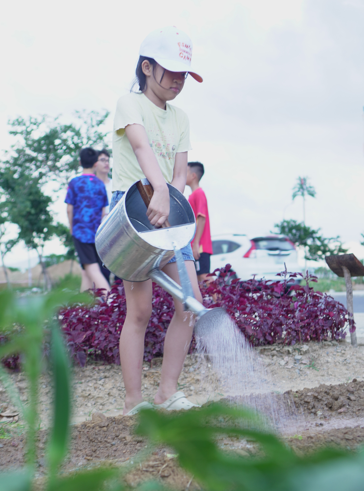 <p> <span>Ngay trong buổi chiều, các FSmall đã xắn tay học cách làm đất, nhổ cỏ và chăm sóc cây. Với nhiều em, đây là lần đầu cầm cuốc, chạm tay vào đất và hiểu rằng một khu vườn xanh cần được vun trồng bằng sự kiên nhẫn mỗi ngày.</span></p>