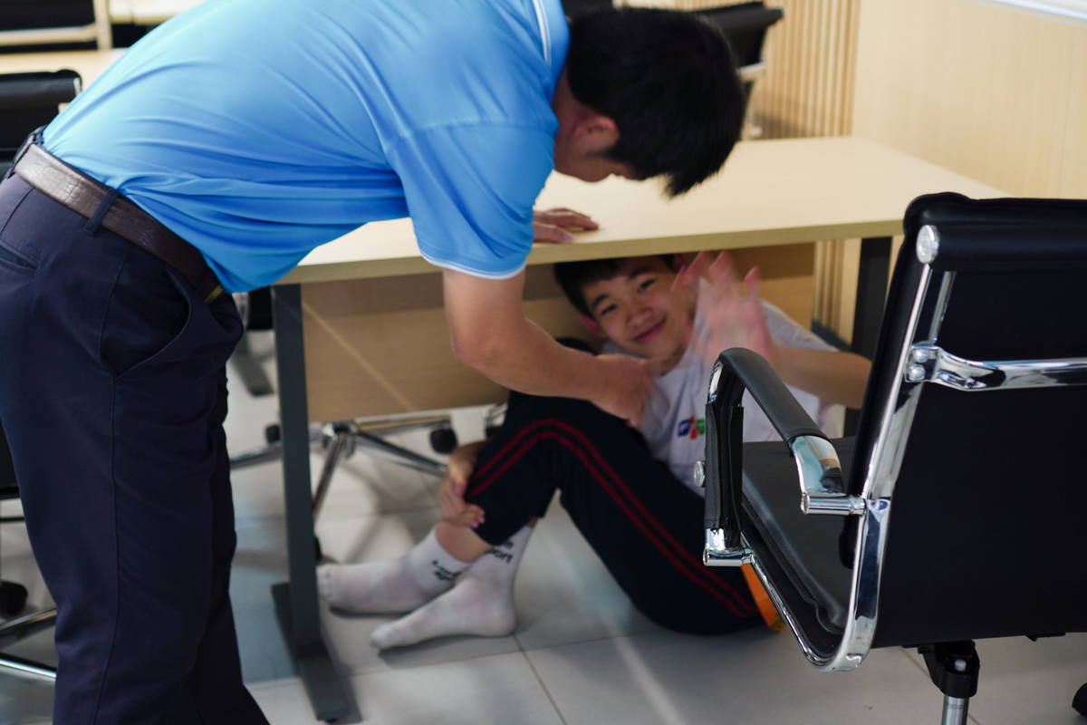 <p> Núp dưới gầm bàn để "tránh mặt" thầy cô, cậu bạn nhanh chóng bị phát hiện trong tiếng cười của cả lớp. Sự hồn nhiên ấy rồi sẽ đồng hành những bài học đầu tiên về kỷ luật, tinh thần tập thể và trách nhiệm trong suốt hành trình.</p>