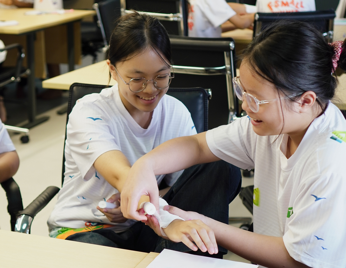 <p> Những bài học sơ cứu đầu tiên trở nên sinh động khi các FSmall cùng thực hành băng bó vết thương cho nhau trong không khí hào hứng và ngập tràn tiếng cười.</p>