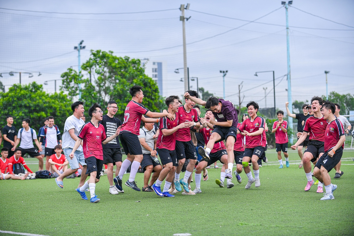 <p class="Normal" style="text-align:justify;"> Bàn thua không làm FCI chùng xuống. Chỉ ít phút sau, số 7 Đoàn Minh Bách có pha băng cắt và dứt điểm đầy tốc độ, gỡ hòa 1-1 cho đội bóng áo trắng. Từ đó, trận đấu nóng lên thấy rõ. Những đường chuyền dài, các pha áp sát và tranh chấp bóng được đẩy lên ở cường độ rất cao.</p> <p class="Normal" style="text-align:justify;"> Không bên nào tạo được khác biệt trong thời gian chính thức, hai đội bước vào loạt sút luân lưu cân não. Từng cú đá là một lần sân bóng nín thở. Sau màn đấu súng kéo dài, FSOFT 2 thắng 8-7, giành tấm vé đầu tiên vào chung kết nhánh Trẻ bằng thứ bản lĩnh lạnh lùng nhất của bóng đá knock-out.</p>