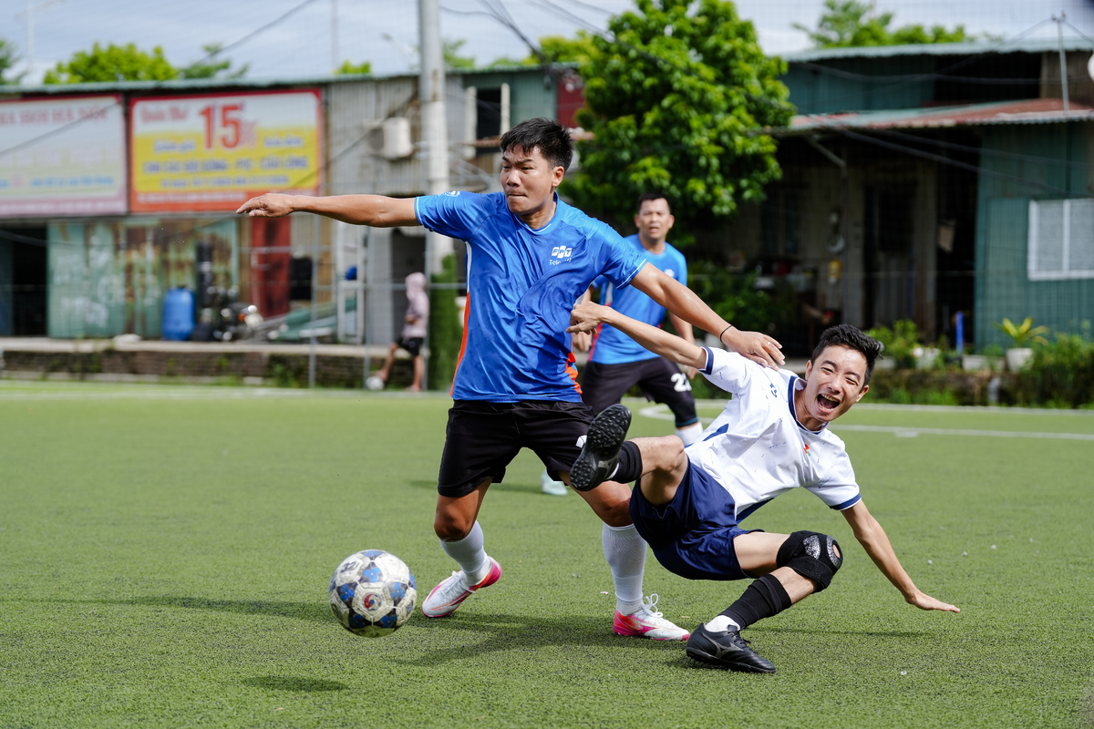 <p class="Normal" style="text-align:justify;"> Ở nhánh Bô lão, FTEL &lpar;xanh&rpar; và FIS &lpar;trắng&rpar; tạo ra một thế trận đậm chất đấu trí. Bước ngoặt đến khi FTEL được hưởng phạt đền sau một tình huống phạm lỗi của FIS. Trên chấm 6m, Phạm Thăng Long “Thổi” không mắc sai lầm, mang về bàn mở tỷ số cho FTEL.</p> <p class="Normal" style="text-align:justify;"> Bàn thắng sớm giúp FTEL thêm tự tin trong cách triển khai, còn FIS buộc phải đẩy cao đội hình nhiều hơn. Dẫu vậy, kinh nghiệm và sự chặt chẽ của FTEL khiến đội bóng áo trắng gặp rất nhiều khó khăn trong việc tìm đường vào khung thành đối phương.</p>