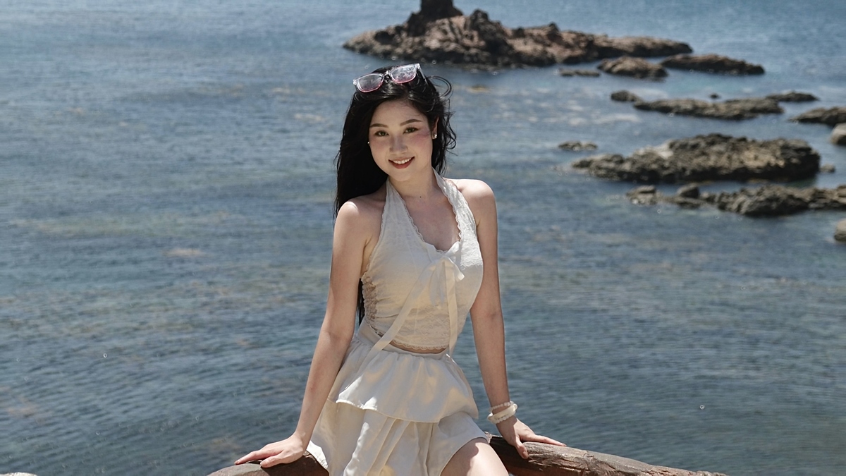 <p class="Normal" style="text-align:justify;"> Tháng 5/2024, Phương Anh gia nhập FPT với mong muốn tìm một môi trường không chỉ để làm việc mà còn để được thử thách và trưởng thành mỗi ngày. Điều giữ chân cô là văn hóa rất riêng của FPT: năng lượng, sáng tạo và luôn tạo cơ hội để mỗi người được là chính mình.</p>