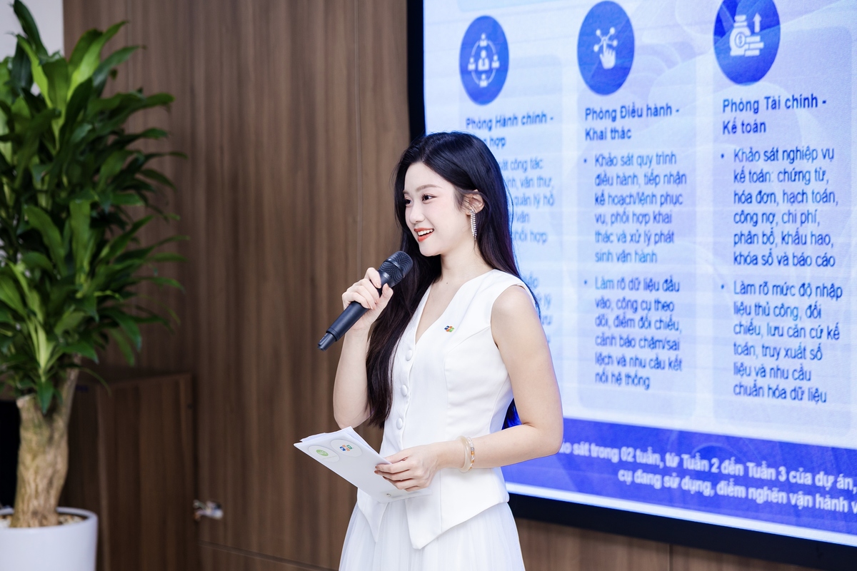 <p class="Normal" style="text-align:justify;"> Nếu ở FPT Software, Phương Anh gắn bó với các hoạt động văn hóa và trải nghiệm nhân viên, thì tại FPT Digital, cô bước sang một lĩnh vực hoàn toàn mới: tư vấn chuyển đổi số và AI. Với cô, giá trị của công việc không nằm ở chức danh mà ở những điều mình tạo ra cho tổ chức.</p>