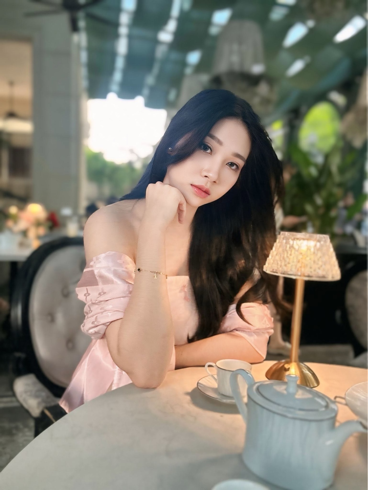 <p class="Normal" style="text-align:justify;"> Sau gần 6 năm, hành trình của Vy không chỉ dừng ở SEO. Hiện chị phụ trách Performance Marketing, quảng cáo hiệu suất, AI Automation và chiến lược để Long Châu xuất hiện nổi bật trên các nền tảng AI như ChatGPT hay Gemini. Mỗi năm công việc lại mở ra một "phiên bản" mới của chính mình.</p>