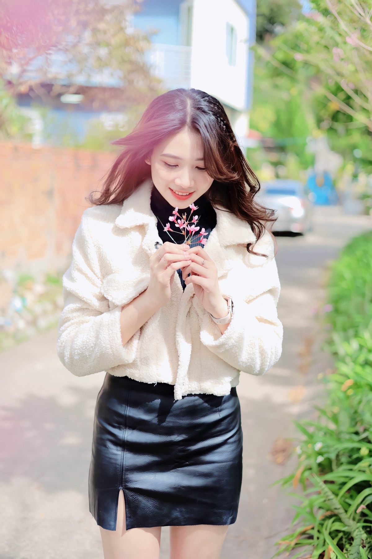 <p class="Normal" style="text-align:justify;"> Ngoài công việc, Vy có niềm yêu thích đặc biệt với ngoại ngữ. Chị quan niệm mỗi ngôn ngữ là một cánh cửa dẫn tới một nền văn hóa khác, giúp mình hiểu thêm cách con người suy nghĩ, giao tiếp và nhìn nhận cuộc sống. Với chị, học ngoại ngữ cũng là một cách đi du lịch mà không cần xách vali.</p>