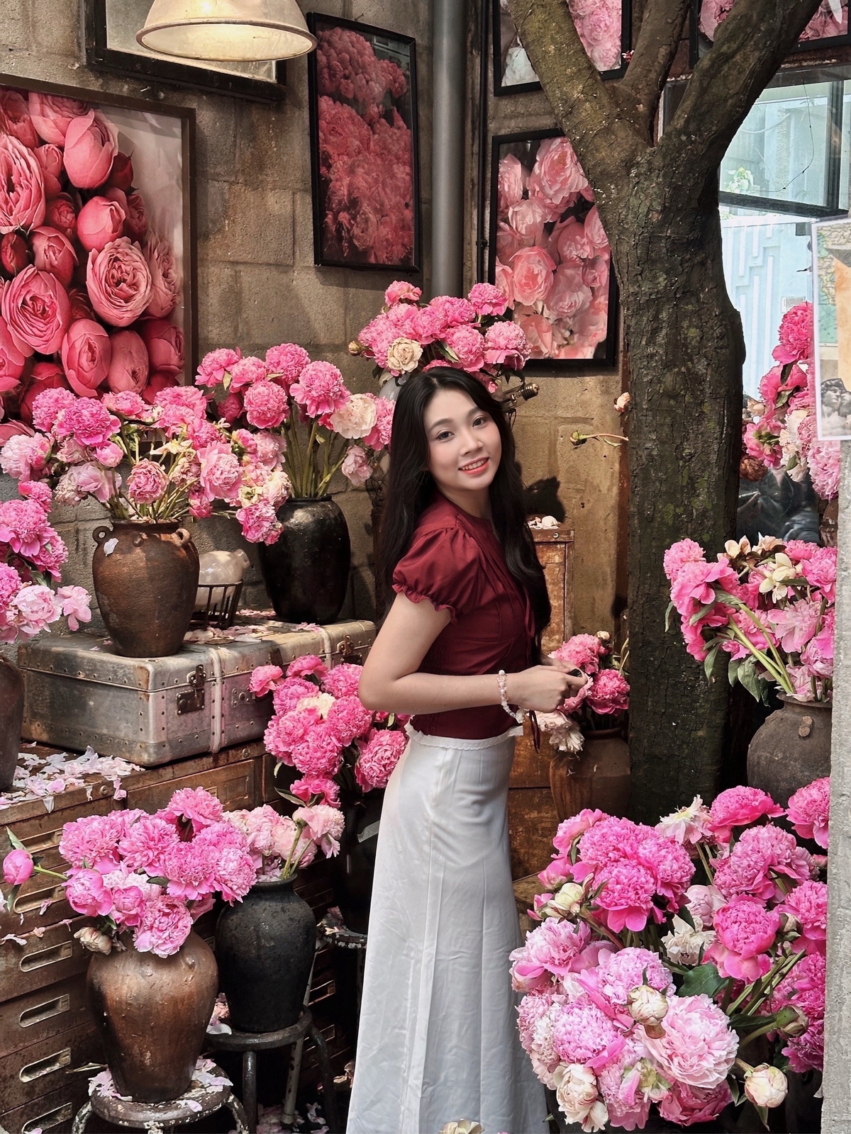 <p class="Normal" style="text-align:justify;"> Một trong những bài học lớn nhất Vy học được tại FPT Retail là luôn bình tĩnh trước biến động. Có những lần Google thay đổi thuật toán khiến traffic giảm mạnh, nhưng thay vì hoảng loạn, chị cùng đội ngũ lựa chọn phân tích dữ liệu, tìm đúng nguyên nhân và xây dựng phương án phục hồi. Theo Vy, chính cách ra quyết định mới tạo nên sự khác biệt.</p>