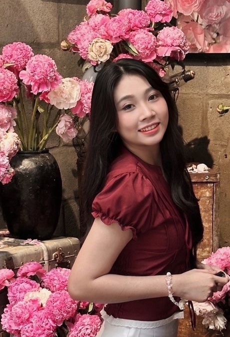'Bông' Tường Vy tự lập trình web bằng AI cho đồng đội