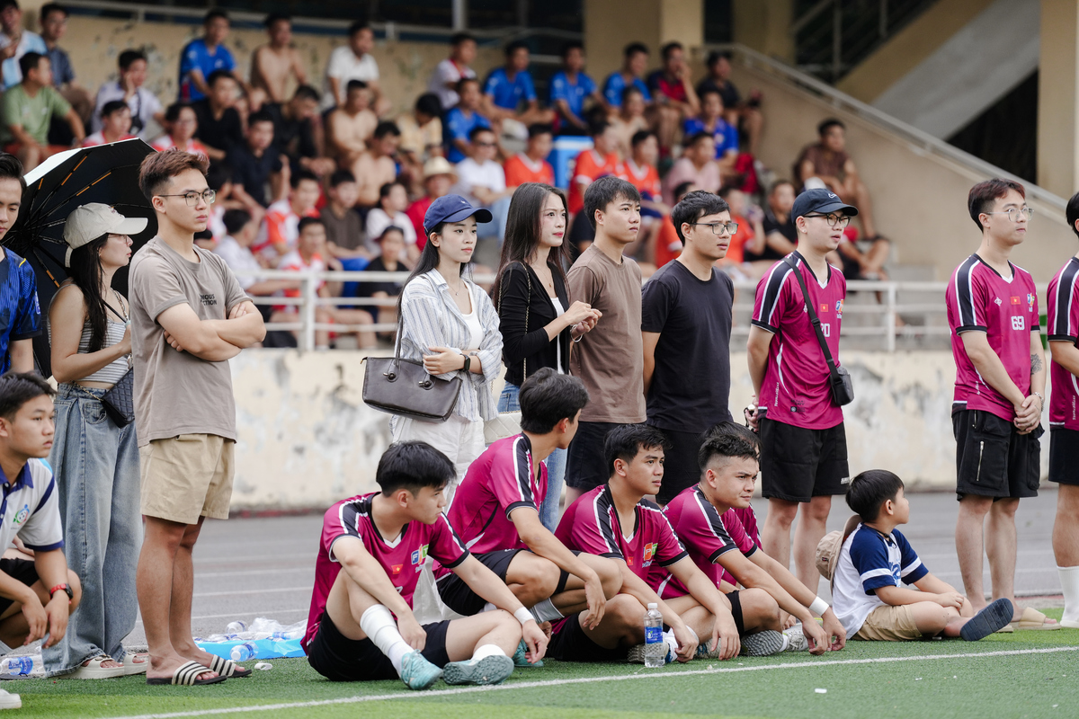 <p class="Normal" style="text-align:justify;"> Ngày 11/7 đánh dấu điểm hẹn cuối cùng của FPT Champions League 2026, nơi mọi cảm xúc được đẩy lên cao nhất. Bốn trận đấu cuối cùng, từ tranh hạng Ba đến chung kết của cả hai nhánh, đã tạo nên một ngày hội bóng đá thực sự.<br /> Ở nhánh Trẻ, FE vượt qua FSOFT 2 với tỷ số 2-1 để bước lên ngôi vô địch. Ở nhánh Bô lão, FTEL hòa FSOFT 2-2 trong thời gian chính thức trước khi thắng 5-4 trên chấm luân lưu. Phía sau những tỷ số ấy là những màn rượt đuổi nghẹt thở, những pha bóng lăn xả và cả niềm vui vỡ òa khi giấc mơ chạm cúp trở thành hiện thực.</p>