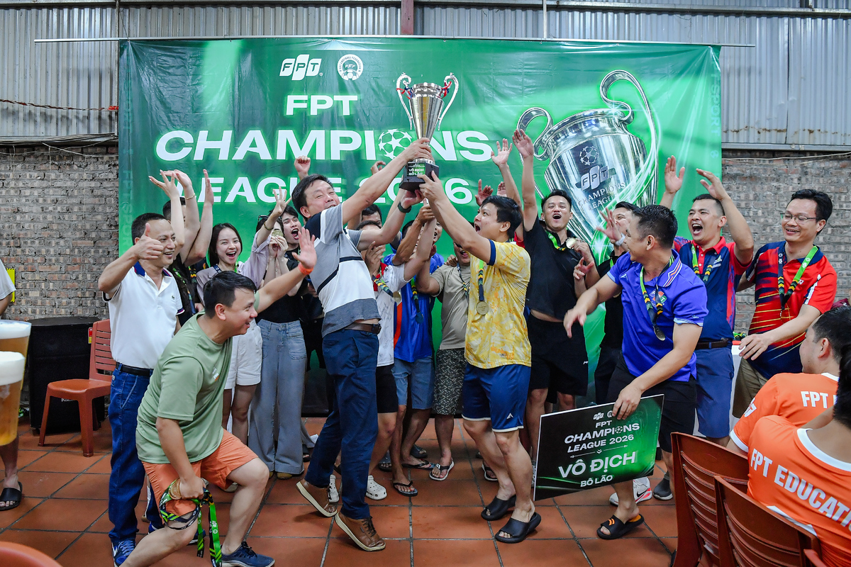 <p class="Normal" style="text-align:justify;"> Ở nhánh Bô lão, FTEL đăng quang sau loạt luân lưu cân não trước FSOFT. FSOFT giành ngôi Á quân, FE đứng thứ Ba và FIS khép lại mùa giải ở vị trí thứ Tư.</p> <p class="Normal" style="text-align:justify;"> FPT Champions League 2026 khép lại không chỉ bằng những chiếc cúp được nâng cao, mà còn bằng cảm giác trọn vẹn của một mùa hè bóng đá đích thực. Từ vòng bảng đến ngày chung kết, từ những trận cầu rực lửa của nhánh Trẻ đến sự điềm tĩnh, bản lĩnh ở nhánh Bô lão, giải đấu đã cho thấy sức sống mạnh mẽ của phong trào thể thao trong lòng người FPT.</p>