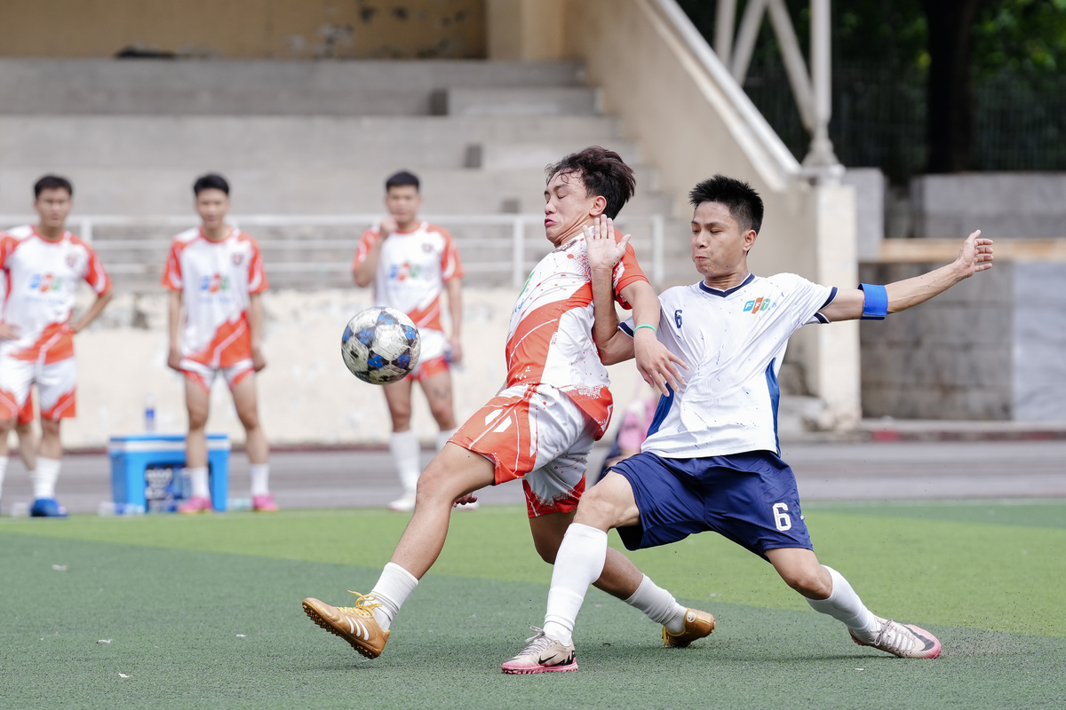 <p class="Normal" style="text-align:justify;"> Trận tranh hạng Ba nhánh Trẻ chứng kiến một màn rượt đuổi giàu cảm xúc giữa FIS và FCI. FIS là đội nhập cuộc đầy quyết tâm và có bàn vượt lên trước trong hiệp một, tạo ra lợi thế không nhỏ về tâm lý. Tuy nhiên, FCI không đánh mất mình. Họ kiên trì bám trận, giữ nhịp và chờ thời cơ phản đòn.</p> <p class="Normal" style="text-align:justify;"> Sang hiệp hai, Hà Văn Việt lên tiếng với bàn gỡ ở phút 47, trước khi Hoàng Hải Nam ghi thêm bàn thắng ở phút 57, khép lại màn ngược dòng 2-1 cho FCI. Từ chỗ bị dẫn trước, đội bóng áo trắng đã trở lại đầy mạnh mẽ để khép lại mùa giải bằng vị trí hạng Ba.</p>