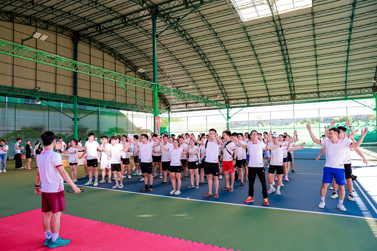 <p class="Normal"> Giải Vợt lưới Racquetball năm nay quy tụ hơn 200 VĐV, tranh tài sôi nổi ở 3 bộ môn gồm: tennis, cầu lông và pickleball. Đây là giải đấu thường niên của Phần mềm FPT Đà Nẵng nhằm lan tỏa tinh thần thể thao, khuyến khích rèn luyện sức khỏe và tăng cường gắn kết giữa các CBNV.</p>