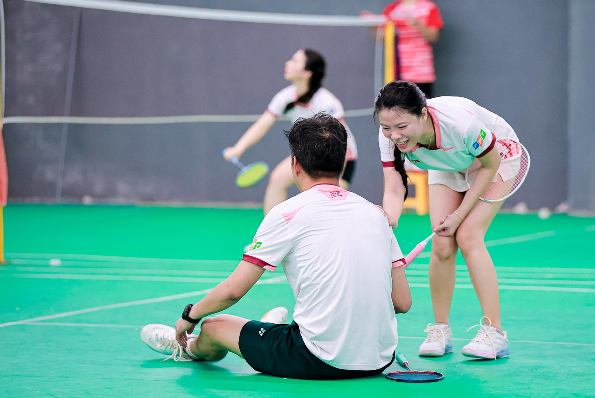 <p> Những khoảnh khắc đồng đội vui vẻ, những cái bắt tay đầy khích lệ và nụ cười rạng rỡ trên sân đấu.</p>