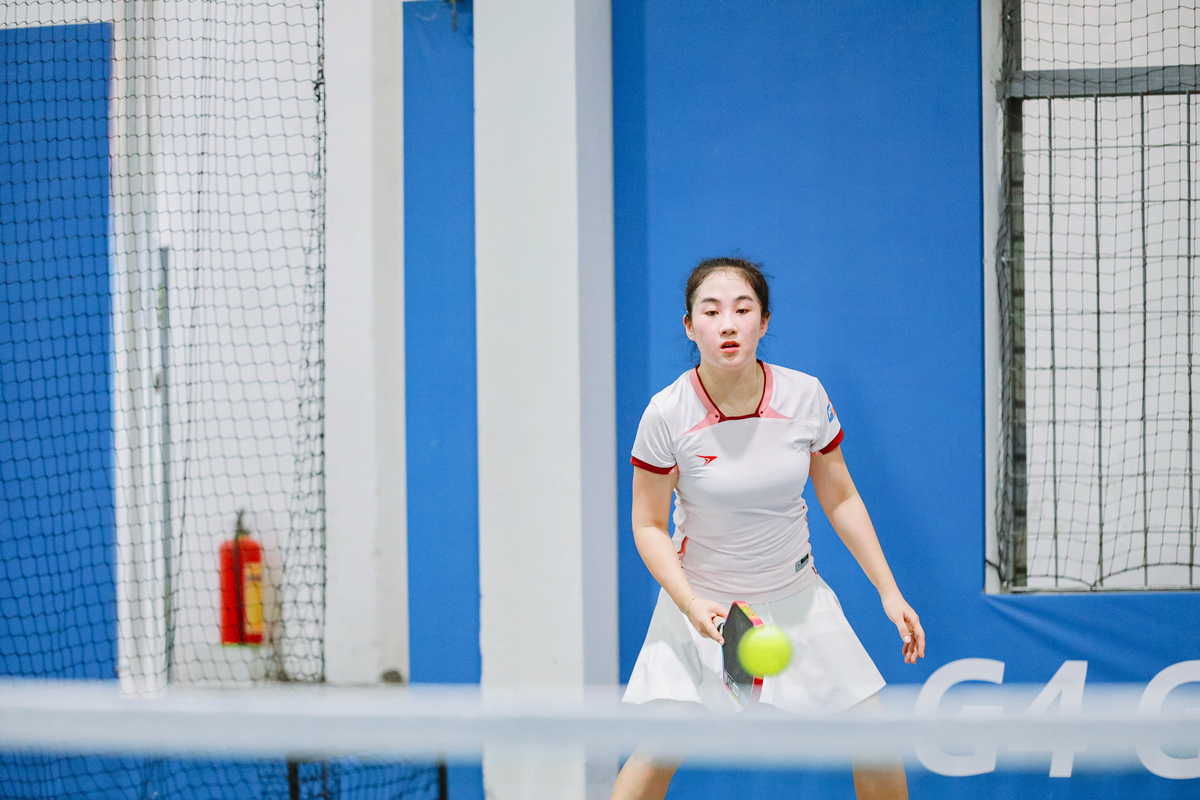 <p class="Normal"> Dù mang vẻ ngoài dịu dàng, các "bóng hồng" vẫn thể hiện sự quyết liệt trong từng pha bóng. Trong ảnh: Ngô Thị Thu Thuý - Á quân ở bộ môn pickleball.</p>