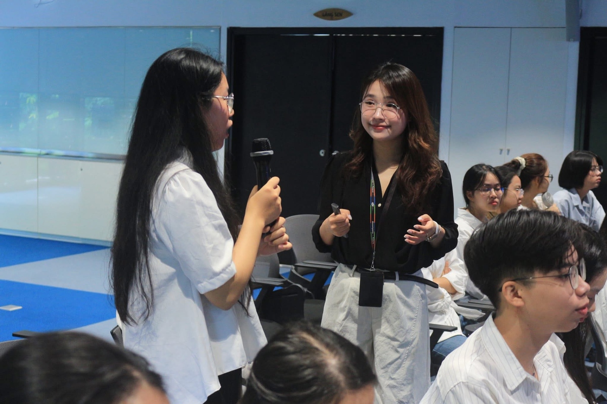 <p class="Normal" style="text-align:justify;"> Hương kể, không có ngày làm việc nào giống ngày nào. Có ngày bắt đầu bằng việc theo dõi hiệu quả truyền thông, số lượng ứng viên đăng ký hay tiến độ chương trình; có ngày lại nối dài bằng những buổi làm việc với đội tuyển dụng, đối tác trường đại học và các đơn vị chuyên môn. Nhưng điều Hương yêu nhất vẫn là được gặp gỡ nhiều bạn trẻ, lắng nghe họ và cùng họ tìm ra một hướng đi phù hợp cho tương lai.</p>