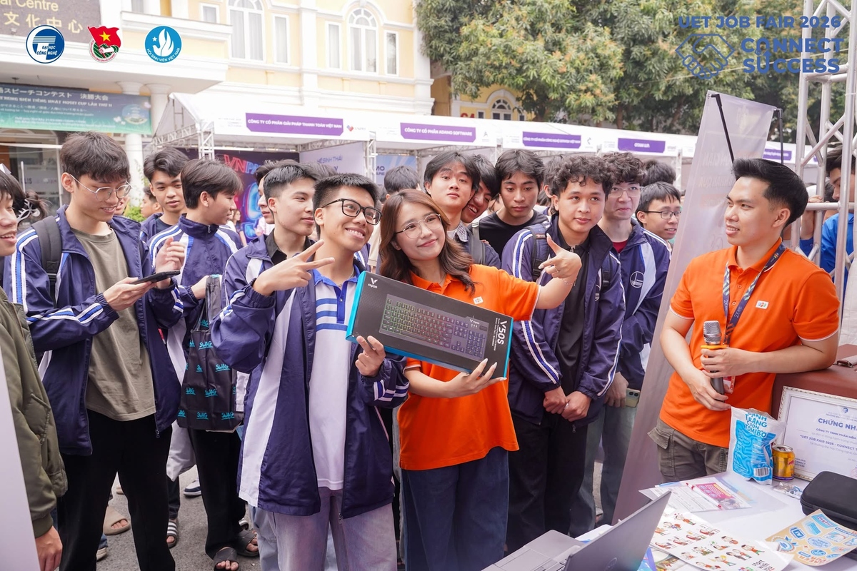 <p class="Normal" style="text-align:justify;"> Sau hơn bốn năm làm nghề, điều đọng lại nhiều nhất với Hương là những tin nhắn cảm ơn từ sinh viên, ứng viên. Có bạn chia sẻ chính sự tư vấn và đồng hành của Hương đã giúp họ tự tin nộp hồ sơ vào nhà Phần mềm. Cũng có những bạn, sau này trở thành đồng nghiệp, quay lại kể về hành trình trưởng thành của mình. Sau tất cả, những khoảnh khắc nhắc Hương rằng giá trị của công việc không chỉ nằm ở KPI, mà còn ở việc góp phần thắp lên niềm tin cho người khác.</p>