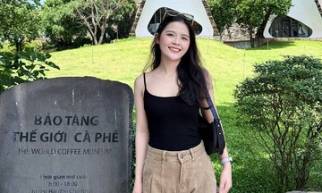 Vẻ ngoài 'bánh bèo' của cô giáo dạy võ trường F