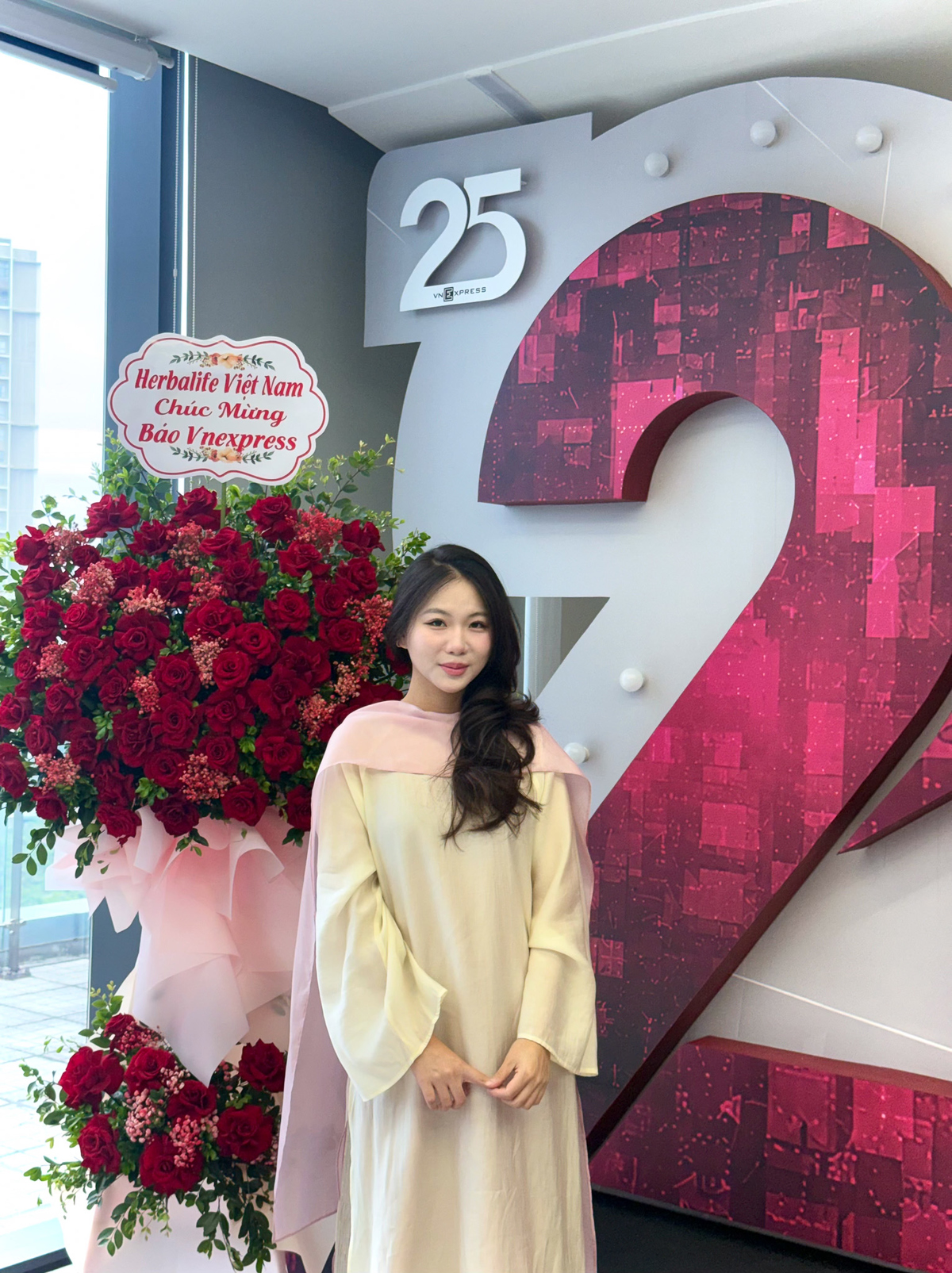 <p class="Normal" style="text-align:justify;"> Trong vai trò Creative Planner &lpar;Chuyên viên phát triển chiến lược sáng tạo&rpar; tại nhà Nội dung số FPT, An Trang Thu phụ trách phát triển ý tưởng và xây dựng các bản proposal cho sản phẩm, nội dung thương mại, sự kiện cùng những giải pháp mới gắn với hệ sinh thái VnExpress. Công việc của cô trải dài từ nghiên cứu thị trường, tìm hiểu mong muốn của khách hàng, xây dựng ý tưởng chủ đạo đến thiết kế các hoạt động triển khai và hoàn thiện bản proposal trình bày với khách hàng.</p>