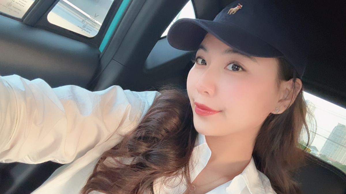 <p class="Normal" style="text-align:justify;"> Trí tuệ nhân tạo hiện hỗ trợ Thu trong nhiều khâu như nghiên cứu, khơi mở ý tưởng, hệ thống hóa vấn đề và trình bày nội dung. Tuy nhiên, công cụ vẫn chưa thể cảm nhận đầy đủ tinh thần của một chiến dịch hay hiểu chính xác sở thích của từng khách hàng.<br /> Cô cho rằng, một nội dung trôi chảy chưa chắc đã chạm đúng cảm xúc. Bởi vậy, cô luôn xem trí tuệ nhân tạo là công cụ hỗ trợ, còn sự thấu hiểu thương hiệu và quyết định cuối cùng vẫn phải thuộc về người làm sáng tạo.</p>