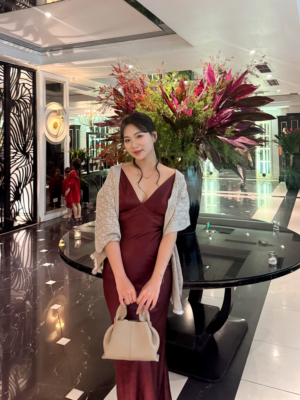 <p class="Normal" style="text-align:justify;"> Khi tiếp nhận một đề bài, Thu không vội bắt đầu bằng việc tìm kiếm một ý tưởng thật mới. Cô dành thời gian tìm hiểu nhãn hàng đang cần gì, mong muốn điều gì và đặt kỳ vọng ra sao cho từng chiến dịch. Theo Thu, mỗi thương hiệu đều có tính cách riêng, vì vậy cùng một ý tưởng nhưng cách thể hiện phải thay đổi tùy theo ngành hàng, đối tượng và bối cảnh.</p>