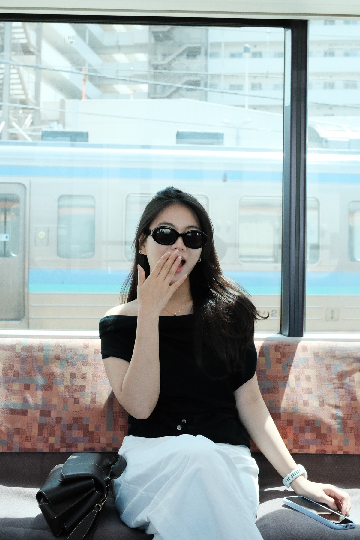 <p class="Normal" style="text-align:justify;"> Thu biết đến và bắt đầu sử dụng AI từ vài năm trước. Ở giai đoạn đầu, cô chủ yếu trải nghiệm vì tò mò và tâm lý sợ bị bỏ lại trước một xu hướng mới, chưa xem đây là công cụ làm việc nghiêm túc. Những thông tin thiếu chính xác mà công cụ đưa ra khi đó cũng khiến Thu chưa đặt nhiều niềm tin. Chỉ khi khối lượng công việc ngày càng lớn, cô mới quay lại tìm hiểu và học cách sử dụng trí tuệ nhân tạo bài bản hơn.</p>