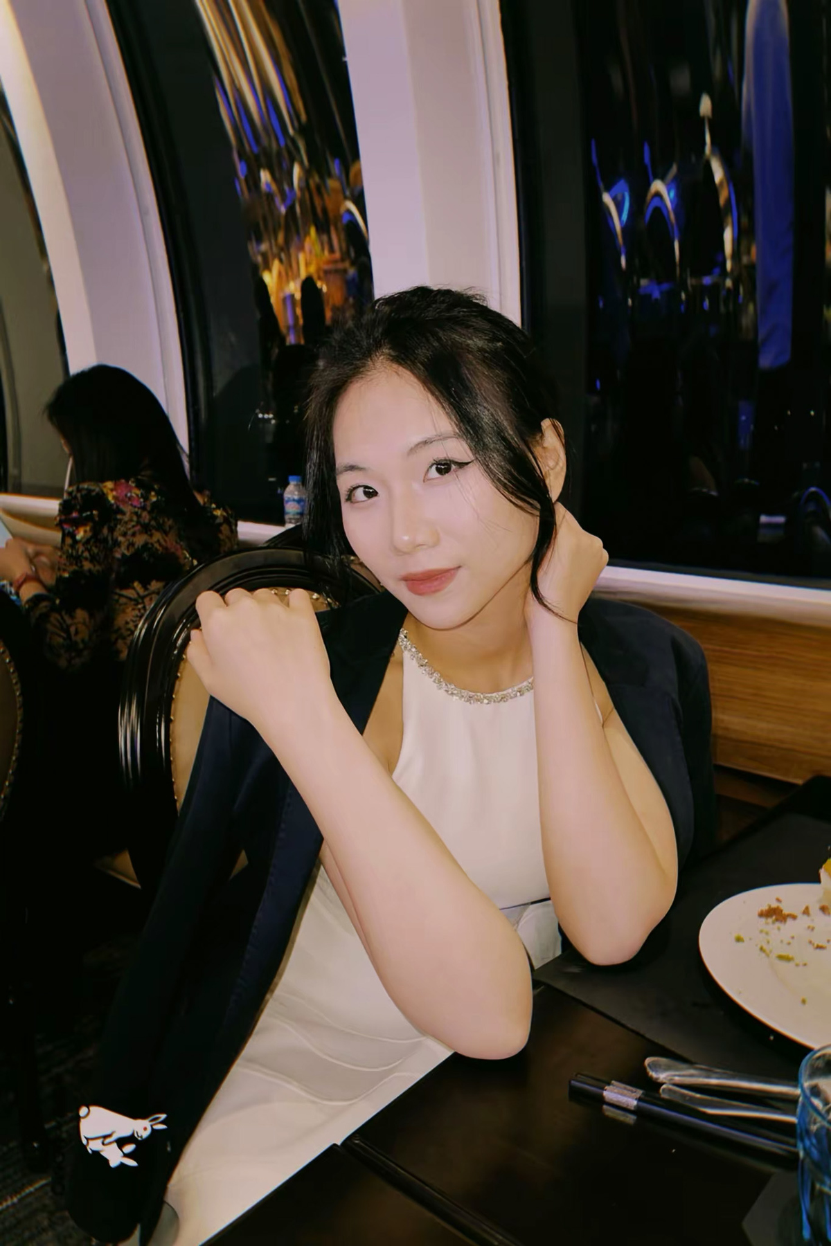 <p class="Normal" style="text-align:justify;"> Trước mỗi phương án do AI đưa ra, Thu đều đánh giá mức độ phù hợp với định vị thương hiệu, ngân sách, thời gian và khả năng vận hành. Cô nhận thấy công cụ thường tạo ra nhiều ý tưởng tương đối giống nhau hoặc nghiêng về những lựa chọn an toàn. Do đó, Thu thường yêu cầu công cụ phát triển sâu hơn, tự phản biện và chỉ ra điểm yếu trong chính đề xuất của mình trước khi lựa chọn hướng đi tiếp theo.</p>