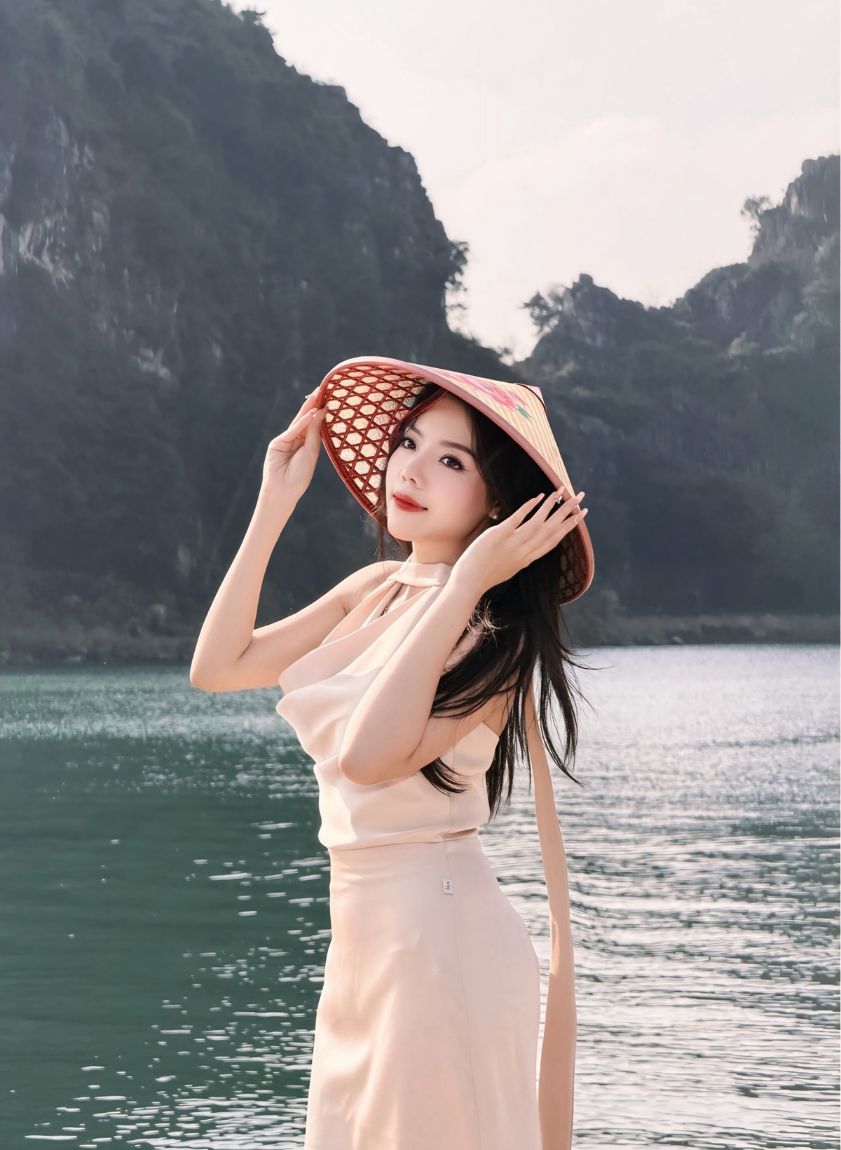 <p class="Normal"> Nguyễn Đỗ Quỳnh Trang hiện là quản lý nhóm kinh doanh &lpar;business development team leader&rpar; tại Base.vn. Công việc của cô là đồng hành  đội ngũ tư vấn các giải pháp chuyển đổi số cho doanh nghiệp, dẫn dắt các thành viên vượt qua từng cột mốc của dự án. Điều Trang yêu thích nhất không chỉ là kết quả kinh doanh, mà còn là khoảnh khắc nhìn thấy khách hàng và đồng đội cùng phát triển mỗi ngày.</p> <p class="Normal"> Trang gia nhập Base.vn năm 2024 ở vị trí nhân viên phát triển kinh doanh<span>. Chỉ sau hơn một năm, cô được trao cơ hội đảm nhận vai trò quản lý nhóm. Với Trang, điều đáng nhớ nhất không nằm ở chức danh mới, mà ở niềm tin tổ chức dành cho những người sẵn sàng nhận việc khó và chịu trách nhiệm với kết quả. Cơ hội đến nhanh, nhưng phía sau đó là quá trình học hỏi, thử sức và liên tục chứng minh năng lực.</span></p>
