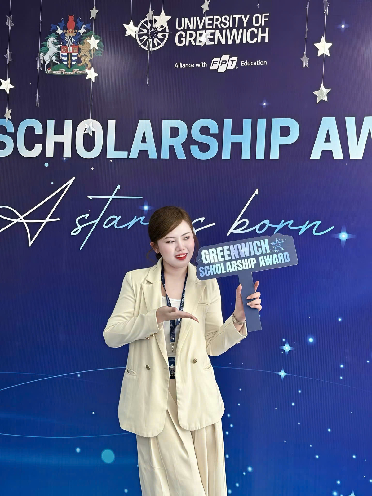 <p class="Normal" dir="ltr" style="text-align:justify;"> Trương Thị Huệ Ngọc bắt đầu gắn bó với FPT Education từ năm 2016, khi còn là sinh viên khóa 5 Greenwich Việt Nam, chuyên ngành Quản trị Kinh doanh, đồng thời làm việc tại Ban Tuyển sinh. Những năm tháng vừa học vừa làm giúp chị sớm tiếp xúc với môi trường giáo dục, với công tác tuyển sinh và với những câu chuyện rất khác nhau của người học.</p> <p class="Normal" dir="ltr" style="text-align:justify;"> Sau khi tốt nghiệp, chị tiếp tục ở lại Greenwich Việt Nam, trải qua nhiều vị trí khác nhau rồi đảm nhận vai trò Trưởng phòng Tuyển sinh. Đó là một hành trình đủ dài để Huệ Ngọc hiểu công việc, tích lũy kinh nghiệm và có một lộ trình tương đối ổn định.</p>