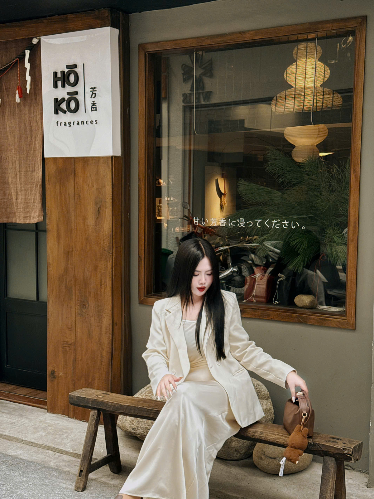 <p class="Normal" dir="ltr" style="text-align:justify;"> Nếu chọn một từ cho hành trình hiện tại, Huệ Ngọc chọn “kiến tạo”. Đó là hành trình cùng đồng đội xây dựng FPT Study Overseas từ những ngày đầu, đồng thời tự bồi đắp cho mình một nền tảng mới trong giáo dục quốc tế.</p> <p class="Normal" dir="ltr" style="text-align:justify;"> Trước khi đồng hành người trẻ bước ra thế giới, Huệ Ngọc đã chọn bắt đầu lại với chính mình. Từ một vị trí quen thuộc, chị bước sang một lĩnh vực mới; từ vai trò người tư vấn, chị tiếp tục đặt mình trong tâm thế của người học. Và chính lựa chọn ấy giúp chị đến gần hơn với những người trẻ mà mình đang đồng hành.</p>