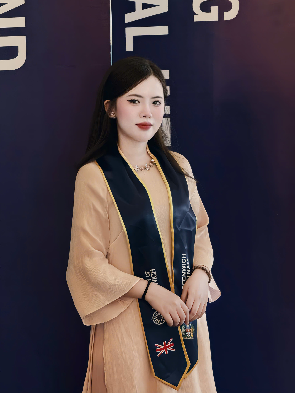 <p class="Normal" dir="ltr" style="text-align:justify;"> Huệ Ngọc thừa nhận giai đoạn đầu không dễ. Khi đó, trung tâm chưa có sẵn quy trình để kế thừa, cũng chưa có một mô hình hoàn chỉnh để tham chiếu. Có những công việc, lĩnh vực chị chưa từng trải qua, nên áp lực là điều khó tránh. Nhưng thay vì xem đó là rào cản, chị coi mỗi việc mới là một cơ hội để học hỏi, thử sức và trưởng thành nhanh hơn.</p> <p class="Normal" dir="ltr" style="text-align:justify;"> Với Huệ Ngọc, FPT Study Overseas giống như một “lớp học” lớn từ thực tế. Ở đó, mỗi buổi làm việc với đối tác, mỗi sự kiện, mỗi cuộc tư vấn với phụ huynh và học sinh đều giúp chị hiểu thêm về giáo dục quốc tế. Những điều trước đây chỉ nằm trong tài liệu, kế hoạch hay đề án dần trở thành công việc cụ thể hằng ngày.</p>