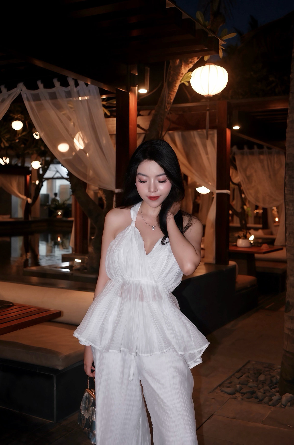 <p class="Normal"> Theo Trang, tại Base.vn, tuổi tác chưa bao giờ là tiêu chí quyết định một người có thể được trao trách nhiệm hay không. Điều quan trọng là mỗi cá nhân có dám làm, dám học và tạo ra giá trị thực tế hay không. “Môi trường làm việc có tốc độ nhanh, nhiều thử thách và kỳ vọng cao khiến mình phải trưởng thành nhanh hơn dự tính, đồng thời hình thành thói quen chủ động trước mọi vấn đề”, cô cười nói.</p> <p class="Normal"> Nếu dùng 3 từ để mô tả bản thân trong công việc, Trang lựa chọn “kiên trì, chủ động và chân thành”. Trang trải lòng, <span>kiên trì để bước qua những lời từ chối vốn là điều quen thuộc của nghề sales. Chủ động để tự tìm lời giải trước khi chờ người khác hướng dẫn. Chân thành để xây dựng niềm tin với khách hàng và đồng đội. Với cô, đây không chỉ là 3 đặc điểm cá nhân, mà còn là những nguyên tắc giúp các mối quan hệ được duy trì bền vững.</span></p>
