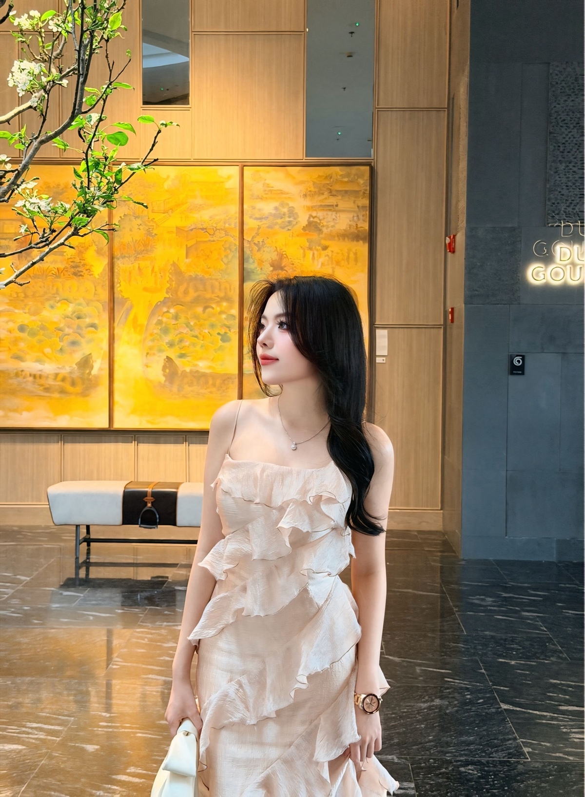 <p class="Normal"> Ban đầu, Trang không nghĩ mình sẽ gắn bó lâu dài với sales. Tuy nhiên, càng làm, cô càng nhận ra đây không đơn thuần là công việc giới thiệu và bán sản phẩm. Mỗi ngày, Trang được gặp những người lãnh đạo doanh nghiệp, lắng nghe các bài toán vận hành khác nhau và cùng họ tìm giải pháp. Cảm giác tạo ra giá trị thực tế cho khách hàng giúp công việc trở nên ý nghĩa hơn những con số doanh thu đơn thuần.</p>