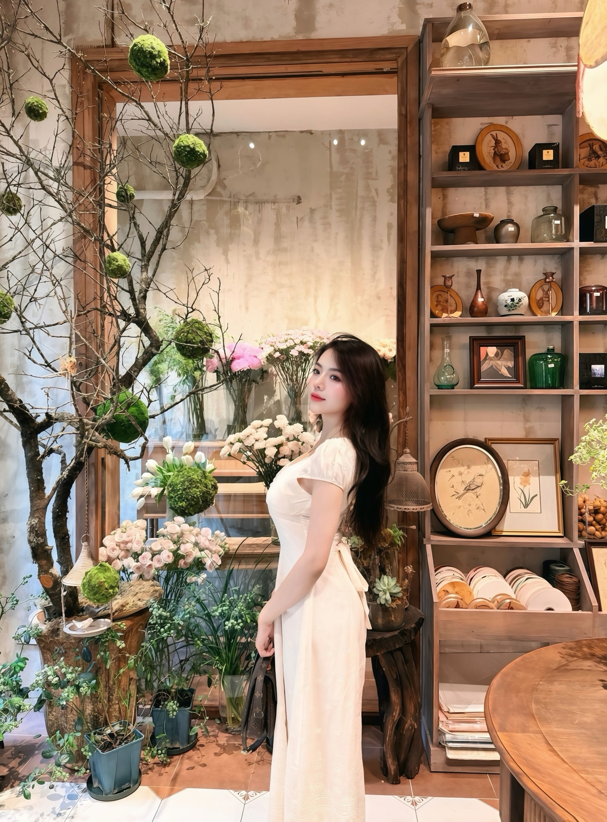 <p class="Normal"> Tulip là loài hoa Trang yêu thích nhất. Không quá cầu kỳ hay rực rỡ, tulip mang vẻ thanh lịch nhưng vẫn có sức sống bền bỉ. Đó cũng là hình ảnh cô mong muốn hướng tới trong công việc và cuộc sống. Không nhất thiết phải trở thành người nổi bật nhất, nhưng cần giữ được sự ổn định, chân thành và không ngừng vươn lên. Với Trang, giá trị lâu dài luôn đến từ sự bền bỉ hơn là những khoảnh khắc tỏa sáng nhất thời.</p> <p class="Normal"> Thoạt nhìn, công việc sales và cắm hoa là hai thế giới đối lập, nhưng với Trang, cả hai đều bắt đầu bằng sự quan sát, kiên nhẫn và theo đuổi sự hoàn thiện. Một bình hoa đẹp cần thời gian chỉnh sửa từng cành. Một mối quan hệ với khách hàng cũng cần nhiều lần lắng nghe, điều chỉnh và đồng hành. Bên những cành hoa, nữ quản lý 2k2 tự nhắc mình rằng dù trong công việc hay cuộc sống, những điều đẹp đẽ đều cần thời gian và sự chăm chút.</p>