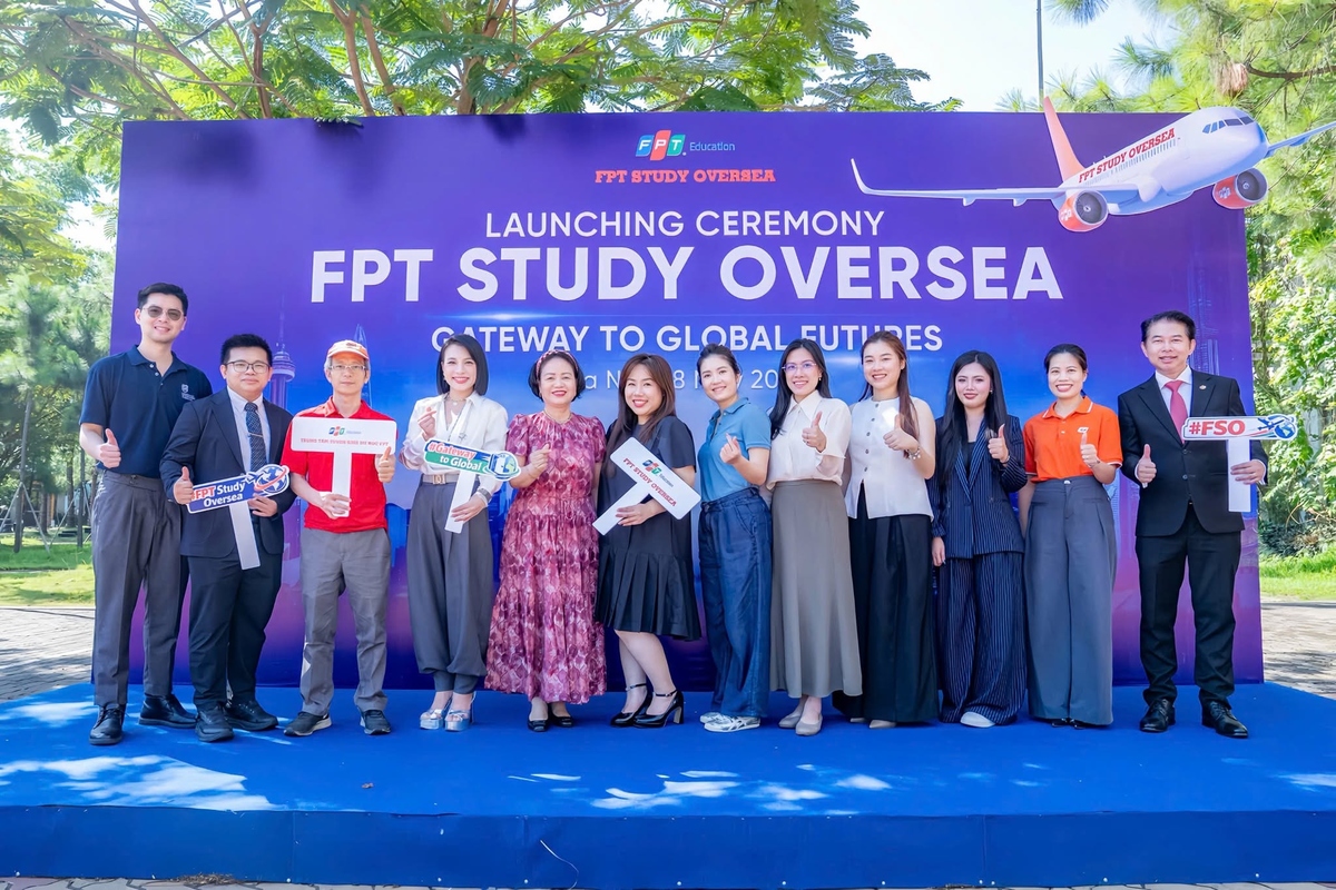 <p class="Normal" dir="ltr" style="text-align:justify;"> Nhưng khi FPT Study Overseas được thành lập, chị chọn rẽ sang một hướng mới. Từ tuyển sinh trong nước sang giáo dục quốc tế, nhiều thứ với chị gần như phải bắt đầu lại: thị trường mới, sản phẩm mới, cách tiếp cận phụ huynh và học sinh cũng khác trước. Thay vì tiếp tục đi trên một con đường đã quen, Huệ Ngọc chọn bước vào một lĩnh vực mới, nơi có nhiều điều phải học, phải khám phá và phải tự tìm lời giải.</p> <p class="Normal" dir="ltr" style="text-align:justify;"> “Đây không đơn thuần là một sự thay đổi công việc, mà là cơ hội được tham gia kiến tạo một đơn vị hoàn toàn mới từ những viên gạch đầu tiên”, Huệ Ngọc chia sẻ.</p>