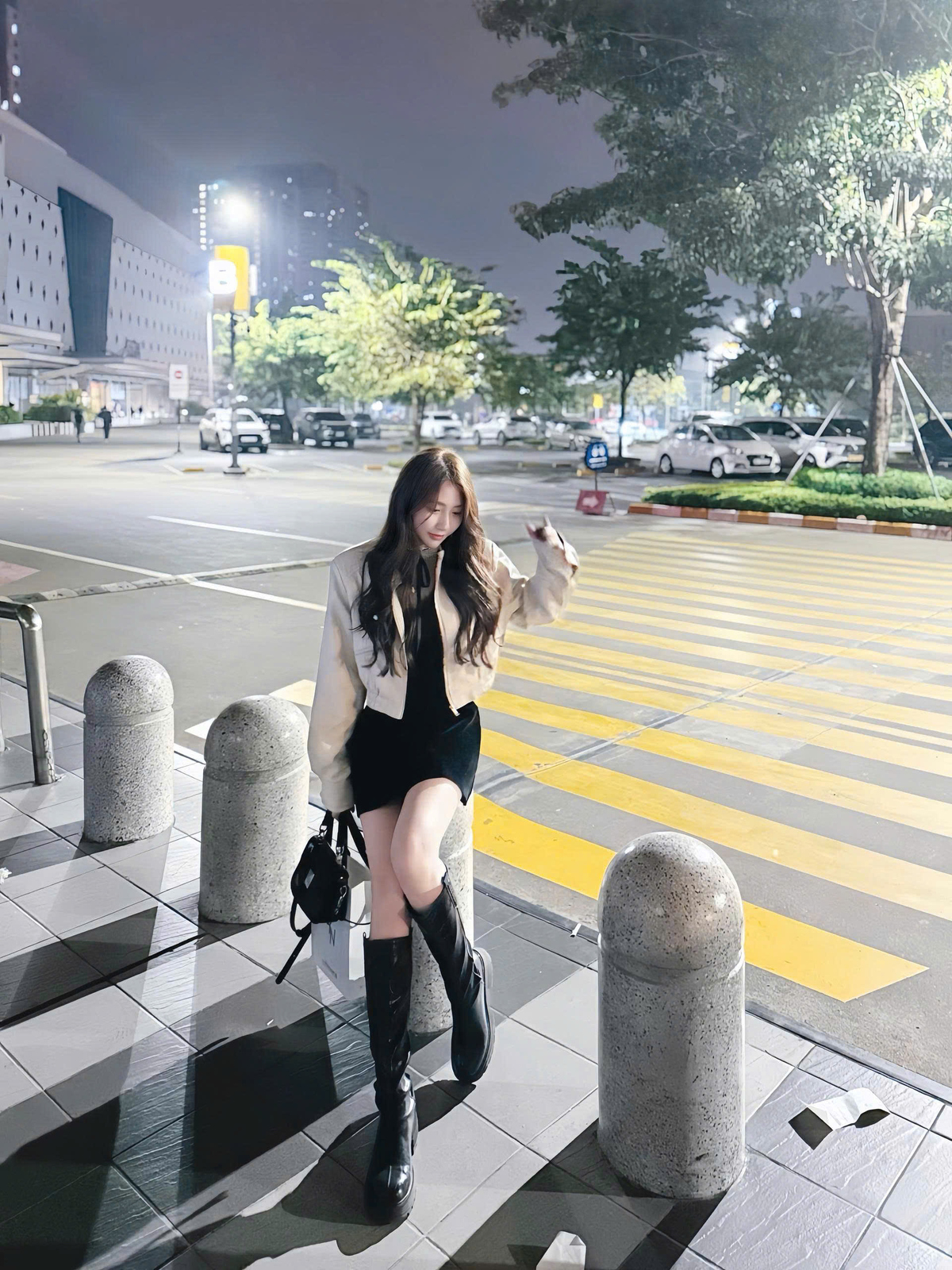 <p class="Normal" dir="ltr" style="text-align:justify;"> Kim Thi không giữ trải nghiệm sử dụng AI cho riêng mình mà thường xuyên chia sẻ với các Leader và CTV cách khai thác công cụ để nâng cao hiệu quả công việc. Tuy nhiên, chị luôn xem AI là một trợ lý, hỗ trợ vai trò quản lý của mình một cách dễ dàng, thuận tiện hơn.</p> <p class="Normal" dir="ltr" style="text-align:justify;"> “AI có thể giúp mình làm việc nhanh hơn, nhưng quyết định cuối cùng vẫn phải dựa trên dữ liệu thực tế, kinh nghiệm và sự thấu hiểu con người”, Thi nói.</p> <p class="Normal" dir="ltr" style="text-align:justify;"> Bên cạnh công nghệ, Kim Thi đặc biệt coi trọng việc ghi nhận những tiến bộ nhỏ, bởi một lời động viên đúng lúc đôi khi có thể tạo ra động lực rất lớn.</p>