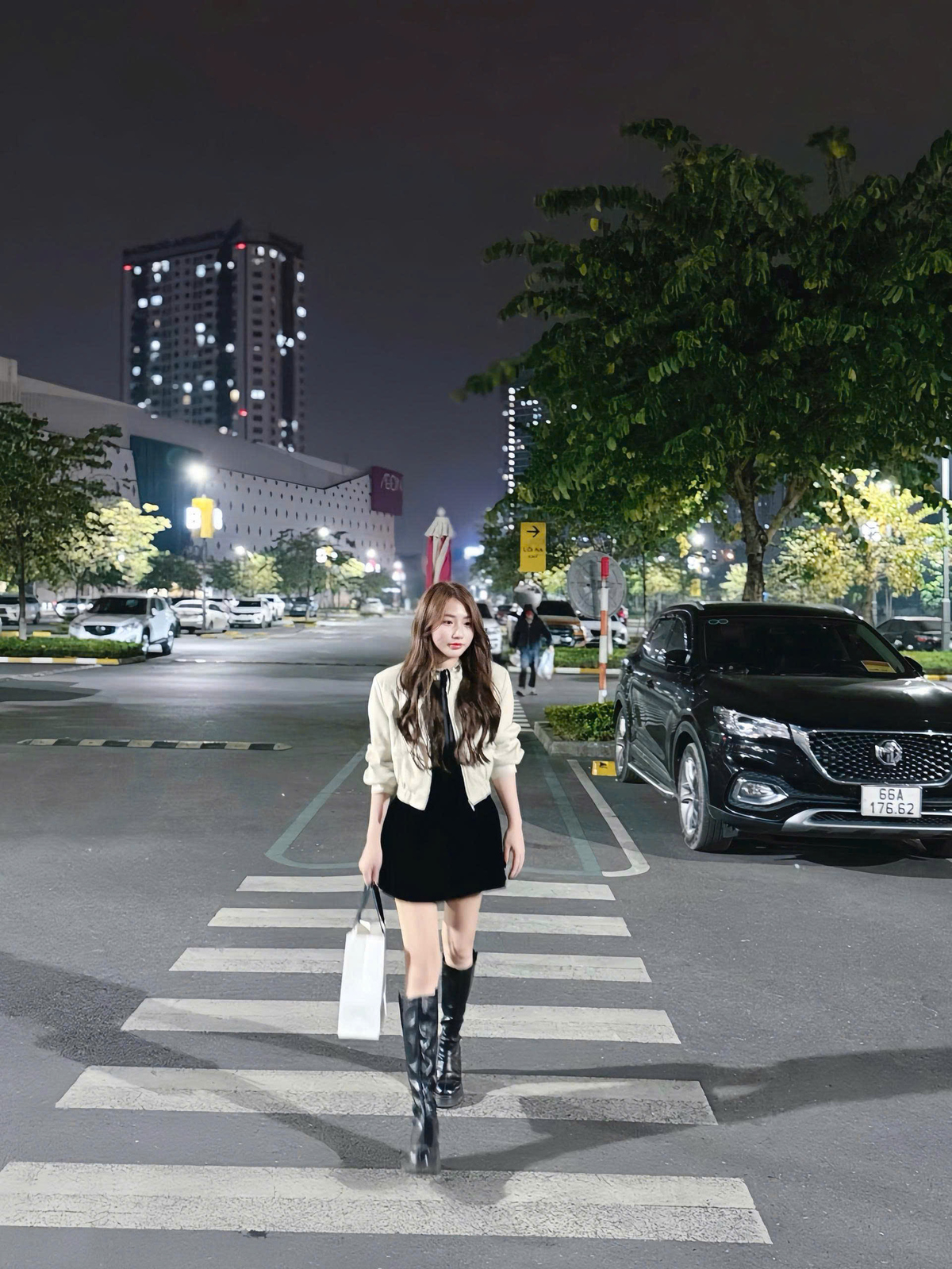 <p class="Normal" dir="ltr" style="text-align:justify;"> Điều Kim Thi nhớ nhất không phải một cá nhân hay thành tích cụ thể, mà là hành trình trưởng thành của những CTV eCom.<br /> Thi chia sẻ, có những bạn khi mới bắt đầu còn rụt rè, chưa tự tin tư vấn và lo lắng vì chưa đạt KPI. Sau thời gian đào tạo và áp dụng vào công việc, các bạn dần tiến bộ, đạt kết quả tốt hơn và chủ động hỗ trợ lại thành viên mới.</p>