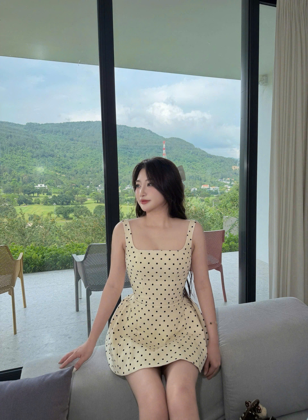 <p class="Normal" dir="ltr" style="text-align:justify;"> Trong công việc, Kim Thi khá nghiêm túc và luôn muốn mọi thứ được chuẩn bị chỉn chu. Ngoài đời, chị lại là một Gen Z năng động, thích du lịch, cà phê, gặp gỡ bạn bè và trải nghiệm những điều mới.</p> <p class="Normal" dir="ltr" style="text-align:justify;"> Bên cạnh công việc bộn bề, cô gái trẻ cũng tích cực tham gia các hoạt động của đơn vị. Kim Thi tham gia cuộc thi Hoa khôi Long Châu, giành giải Người đẹp Viral TikTok và nhận danh hiệu “Trùm Nổi Loạn”. Chị cũng tham gia Ban Tổ chức eCom Say Hi 2026, trực tiếp xây dựng kịch bản và đào tạo hai MC. Những hoạt động ấy giúp chị có thêm kỷ niệm, mở rộng kết nối và nạp lại năng lượng sau giờ làm.</p>