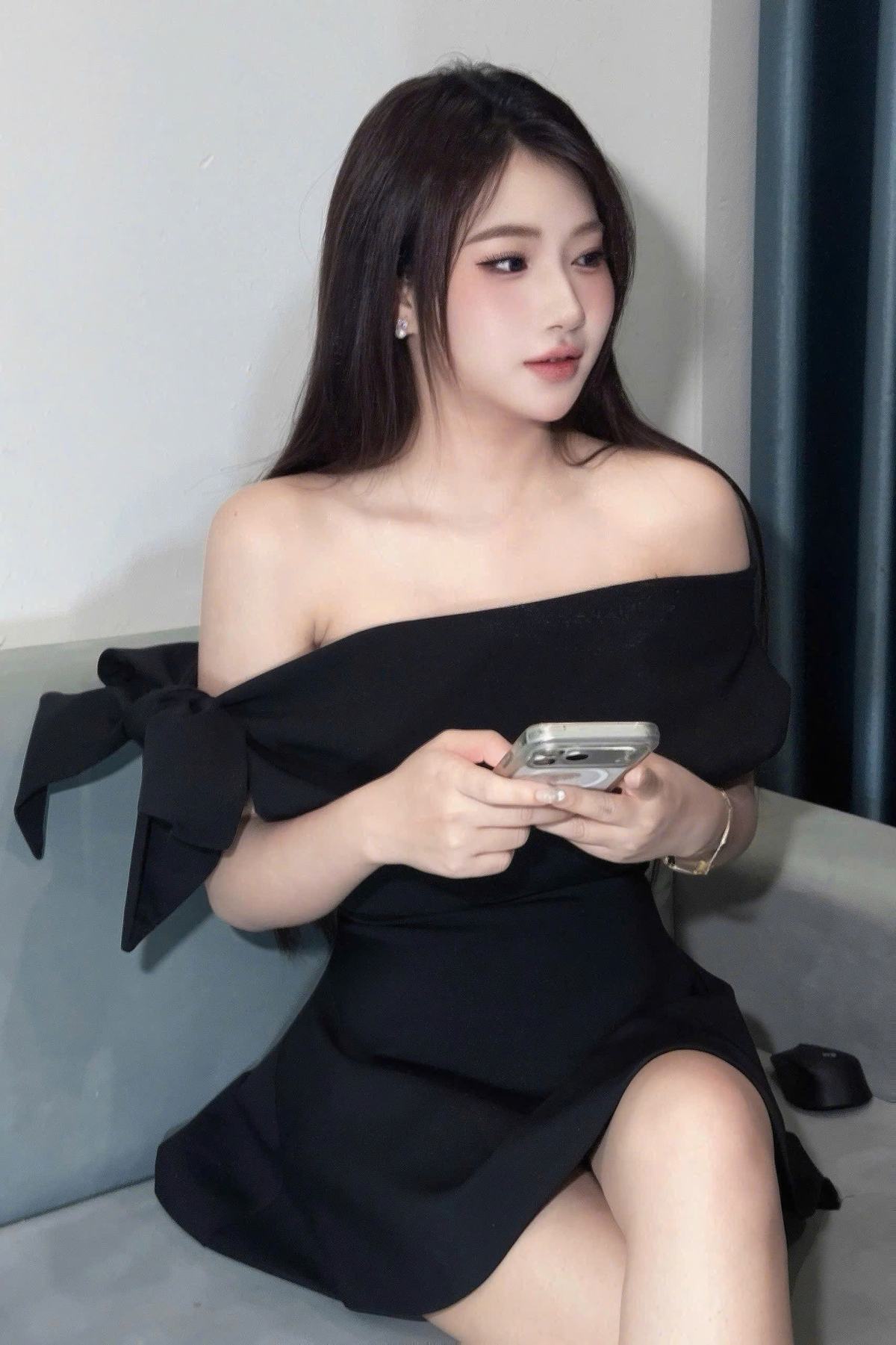 <p class="Normal" dir="ltr" style="text-align:justify;"> Trong công việc, đội ngũ của Kim Thi từng đạt tỷ lệ đơn hàng thành công cao nhất, còn chị được ghi nhận là Trưởng nhóm Quản lý CTV xuất sắc quý II 2026. Dù vậy, nữ quản lý Gen Z luôn xem đây là kết quả của cả tập thể, của những đồng nghiệp đã cùng hỗ trợ nhau trong thời gian gắn bó.</p> <p class="Normal" dir="ltr" style="text-align:justify;"> Trong thời gian tới, chị mong tiếp tục hoàn thiện kỹ năng quản lý, ứng dụng hiệu quả AI và công nghệ mới để tối ưu vận hành, qua đó dành nhiều thời gian hơn cho việc phát triển con người.</p>