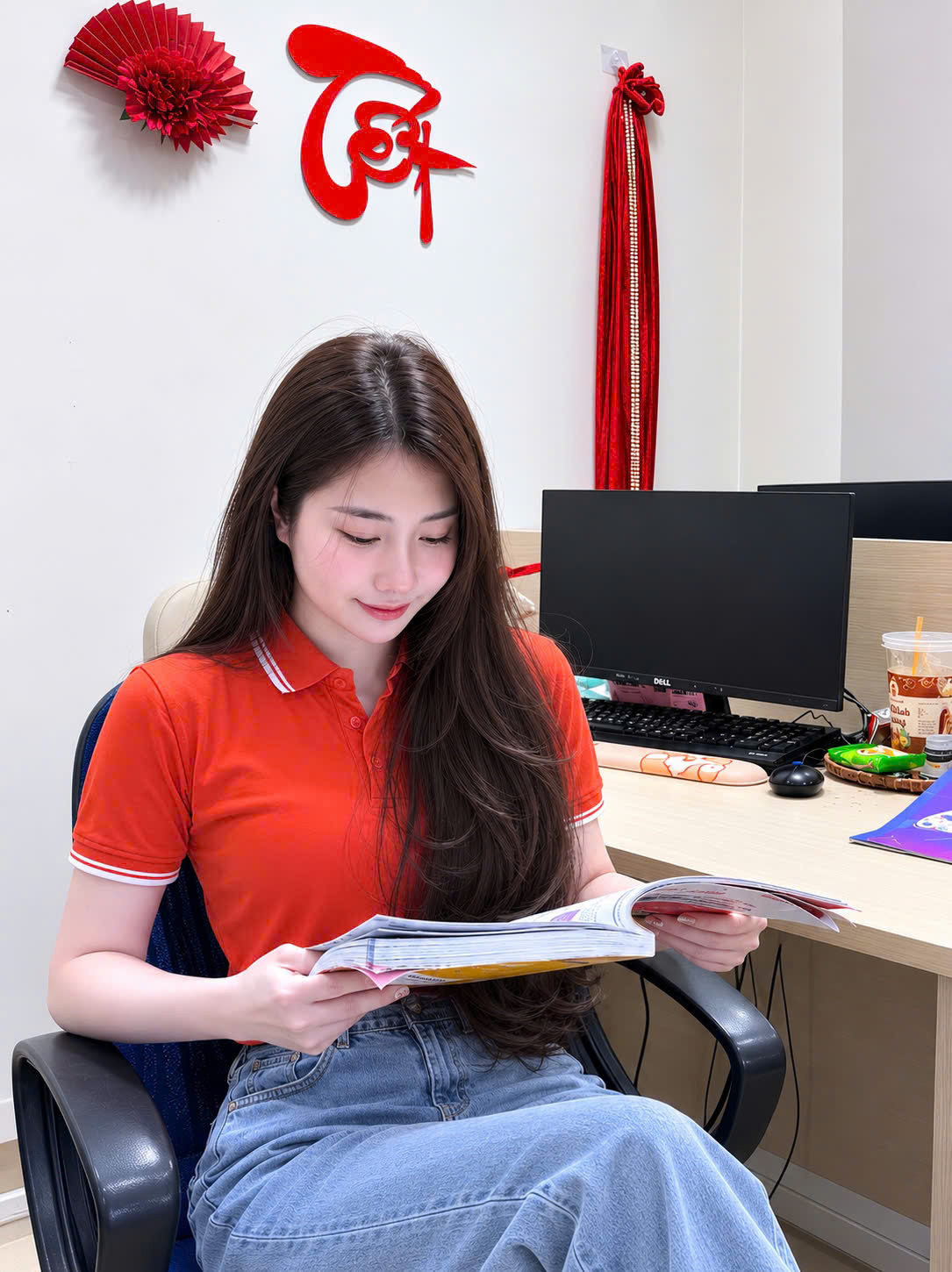 <p class="Normal" style="text-align:justify;"> Vũ Kim Thi gia nhập FPT Long Châu từ năm 2021 và gắn bó với mảng Thương mại điện tử ngay từ những ngày đầu. Mỗi bài toán vận hành, phối hợp các phòng ban, hay yêu cầu nâng cao trải nghiệm khách hàng đều mang đến cho chị những thử thách mới. Chính hành trình ấy giúp nữ quản lý sinh năm 1997 từng bước trưởng thành cả về chuyên môn lẫn kỹ năng dẫn dắt đội ngũ.</p>