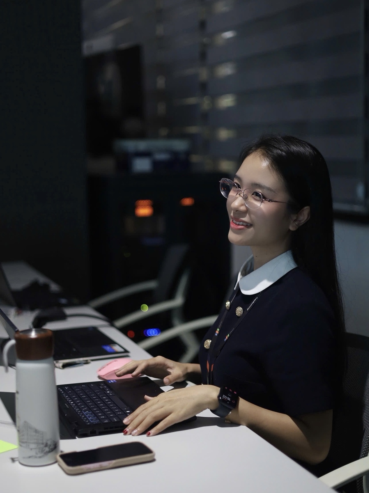 <p class="Normal" style="text-align:justify;"> Mỗi ngày của Nhi bắt đầu bằng việc kiểm tra lịch học, check email và giải đáp các tin nhắn thắc mắc hay xin vắng/trễ của học viên. Trong ngày, Nhi tham gia vào các lớp học online lẫn offline để đảm bảo tính nghiêm túc, xử lý phát sinh để duy trì trải nghiệm học tập tốt nhất cho học viên. Phần lớn thời gian, cô gái nhà Phần mềm sẽ làm báo cáo tiến độ về tình hình học tập. Công việc nối tiếp công việc nhưng mang lại cho mình niềm vui khi được kết nối và học hỏi mỗi ngày.</p>