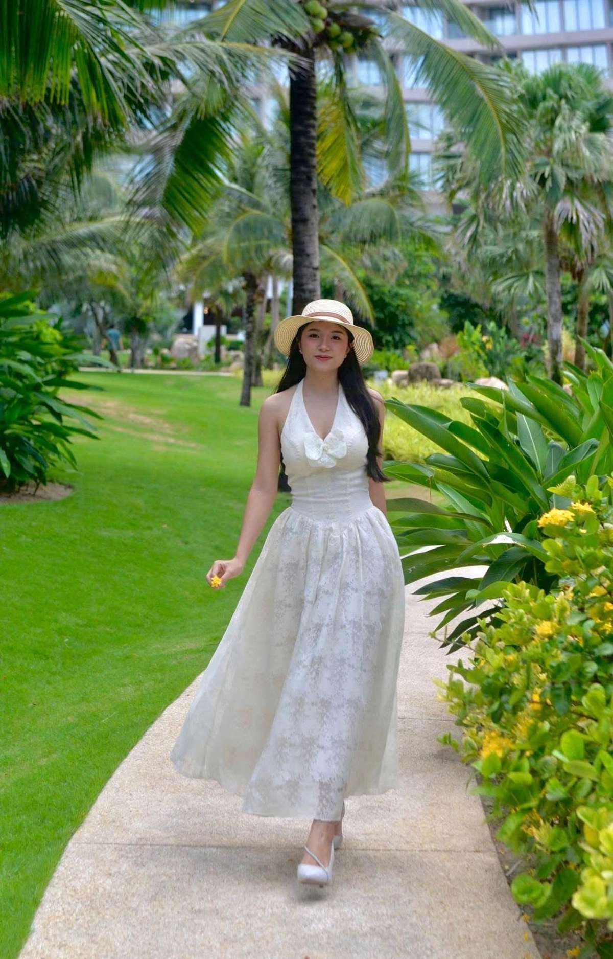 <p class="Normal" style="text-align:justify;"> Làm việc trong lĩnh vực đào tạo đòi hỏi Yến Nhi phải luôn đặt sự chỉn chu, chủ động và linh hoạt. Do phối hợp với nhiều bên, Nhi luôn theo sát kế hoạch, chuẩn bị kỹ lưỡng từng khâu và chủ động xử lý các sự cố. Bên cạnh đó, khả năng giao tiếp và phối hợp tốt cũng rất cần thiết để đảm bảo giảng viên, học viên và các bên liên quan đều nắm rõ thông tin. Khi làm việc cẩn thận và đặt trải nghiệm của học viên lên đầu thì kết quả đào tạo sẽ đạt hiệu quả hơn.</p>