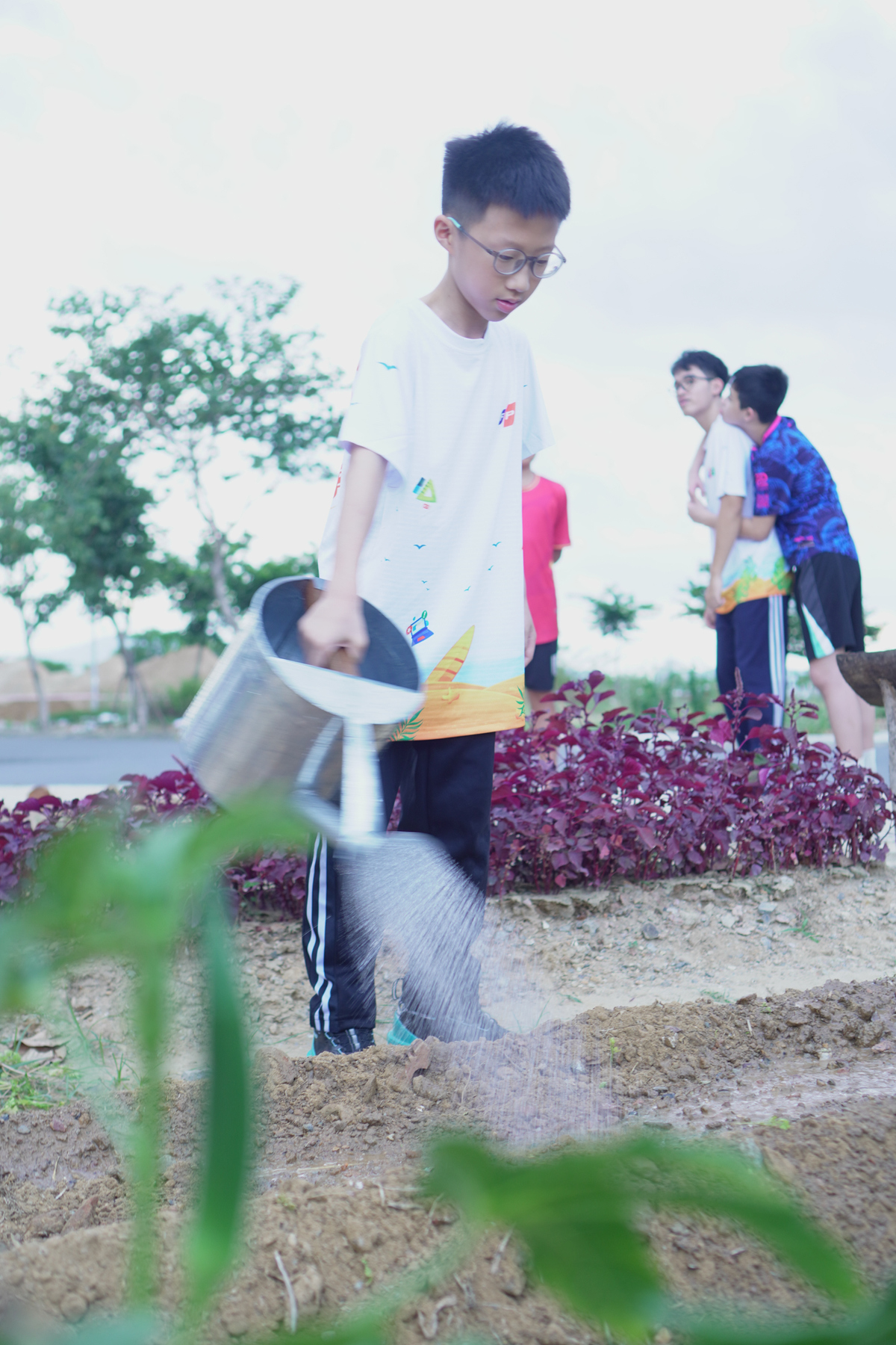 <p> Hoạt động đầu tiên của các FSmall là khu vườn rau. Tại đây, các em cùng cải tạo đất, gieo những hạt cải mầm và chăm sóc từng luống rau mỗi sáng bằng việc tưới nước, nhổ cỏ. Đến ngày cuối trại hè, thành quả ấy trở thành món quà nhỏ các em mang về dành tặng gia đình.</p>