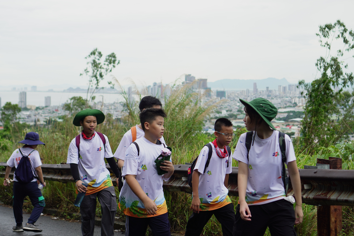 <p> Một trong những hoạt động được các FSmall mong chờ nhất là hành trình trekking chinh phục đỉnh Bàn Cờ &lpar;bán đảo Sơn Trà&rpar;. Vượt qua những cung đường dốc, các em cùng động viên nhau hoàn thành thử thách, rèn luyện sức bền, tinh thần đồng đội và cảm nhận vẻ đẹp thiên nhiên Đà Nẵng từ trên cao.</p>