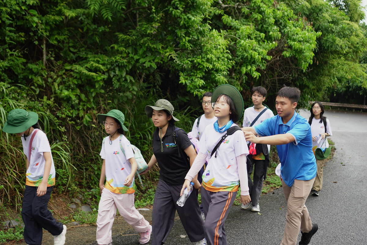 <p> Dù không ít FSmall lần đầu trải nghiệm trekking và có lúc thấm mệt trên những cung đường dốc, các em vẫn cùng nhau động viên để chinh phục. Đổi lại là niềm vui vỡ òa khi đứng trên đỉnh núi, ngắm toàn cảnh Đà Nẵng và tự hào vì đã vượt qua thử thách của chính mình.</p>