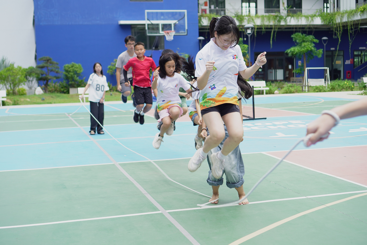 <p> Sân trường vì thế lúc nào cũng rộn ràng tiếng cười. Sau những giờ trải nghiệm, các FSmall lại tụ tập chơi bóng, trò chuyện hay cùng tham gia những trò chơi tập thể, để khoảng cách giữa những người bạn mới ngày một gần hơn.</p>