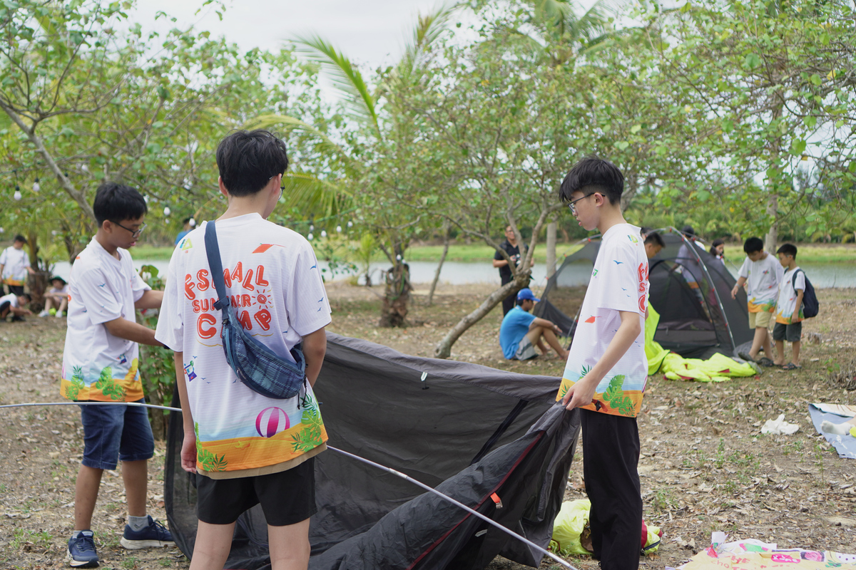 <p> Một ngày cắm trại ngoài trời mang đến cho các FSmall nhiều trải nghiệm mới. Trong khi các bạn nam loay hoay dựng lều, cùng nhau thử nhiều cách để hoàn thành "ngôi nhà" của đội mình, các thành viên khác cũng tất bật chuẩn bị cho những phần việc còn lại.</p>