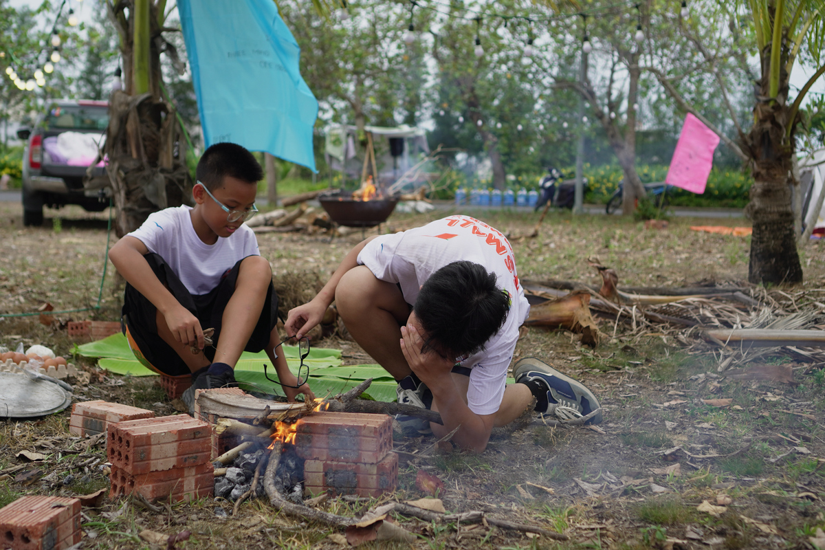 <p> Không ít FSmall luống cuống trong lần đầu học cách nhóm lửa. Khói bếp khiến mắt cay xè.</p>