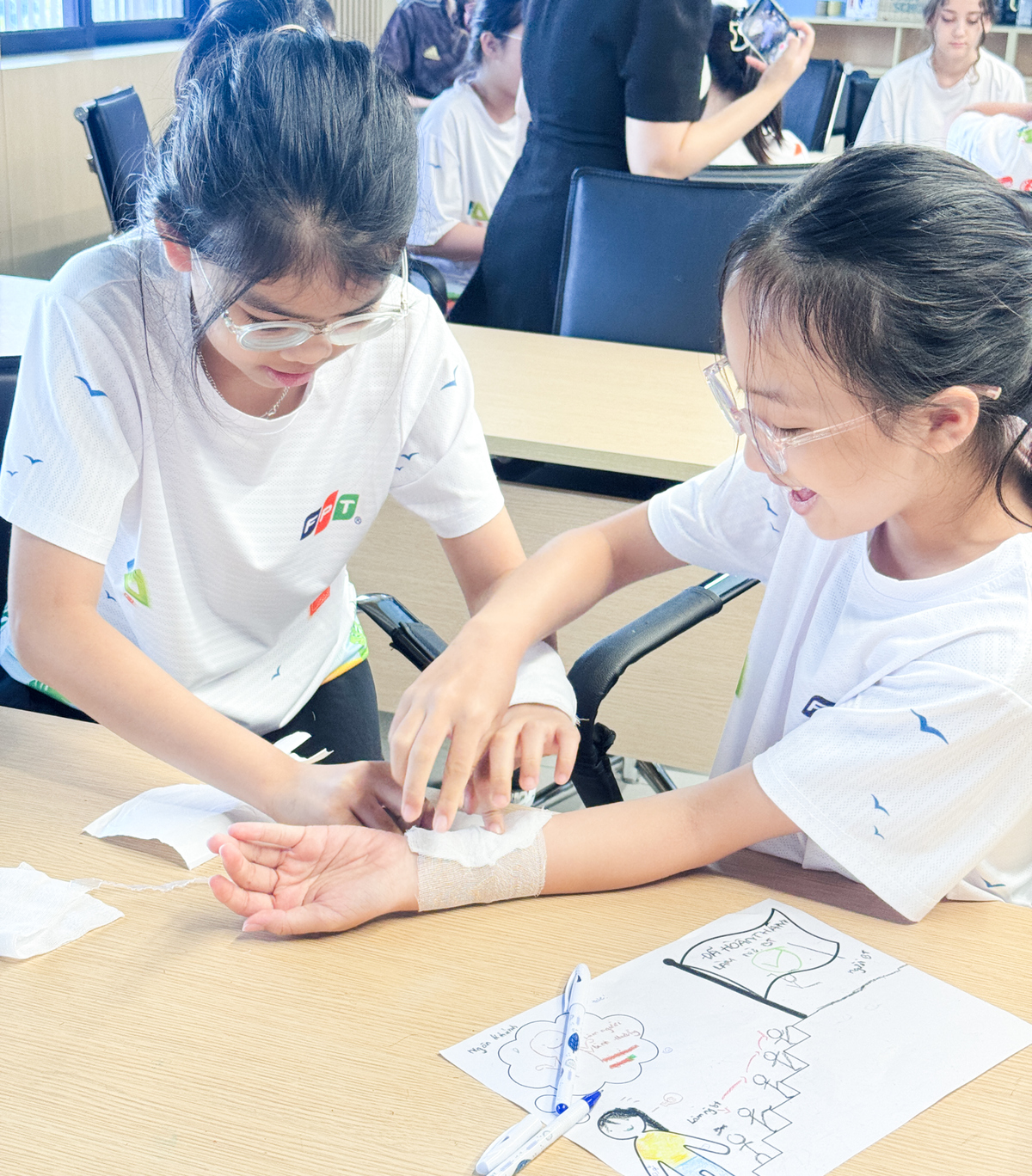 <p> Trước khi tham gia các hoạt động ngoài trời, các FSmall được học những kỹ năng sơ cứu cơ bản. Từ xử lý vết thương nhỏ đến cách ứng phó trong một số tình huống khẩn cấp, đây là hành trang giúp các em tự tin và an toàn hơn trong suốt hành trình trải nghiệm.</p>