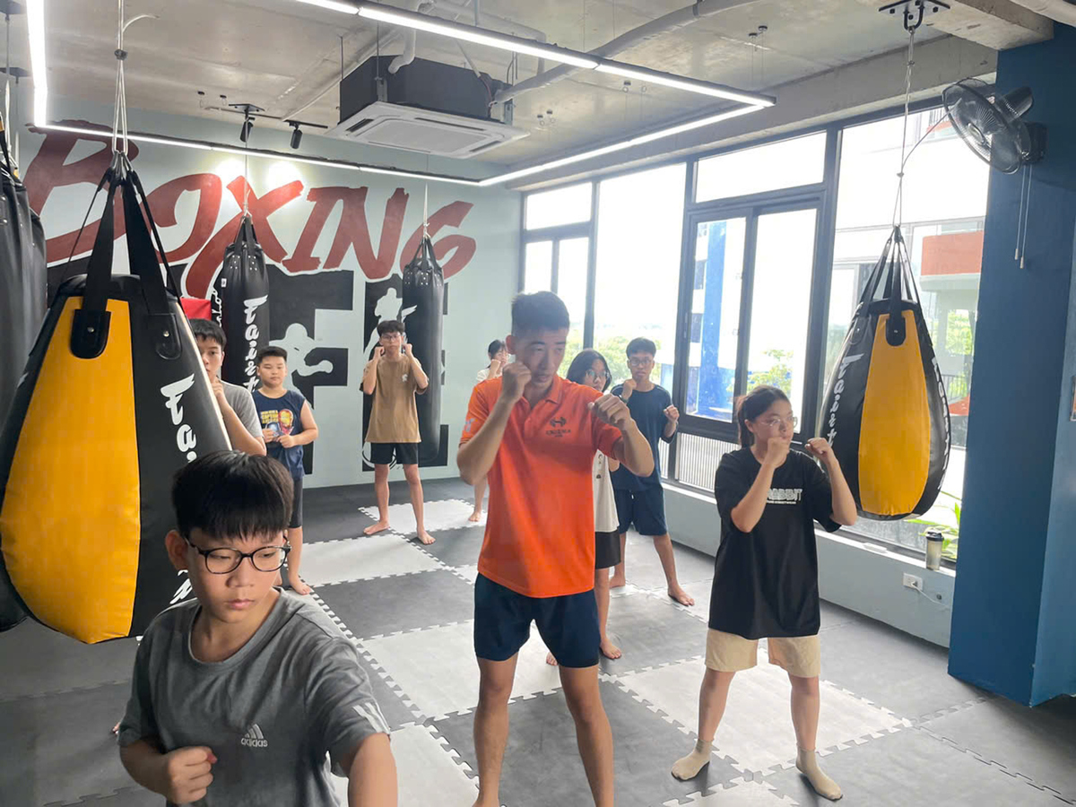 <p> Để nâng cao thể chất, những ngày đầu tại trại hè, các FSmall tham gia nhiều hoạt động làm quen, giao lưu kết nối và các lớp học thể thao như bơi, boxing. Những trải nghiệm này không chỉ giúp các em rèn luyện sức khỏe mà còn xây dựng sự tự tin, tính kỷ luật và tinh thần vượt qua thử thách.</p>
