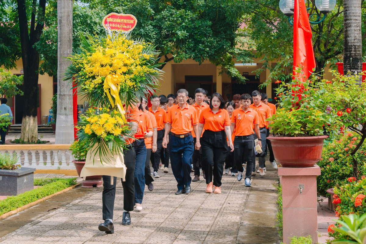 <p> Tại nhà Giáo dục, các hoạt động tri ân được tổ chức rộng khắp với nhiều cơ sở trên toàn quốc. Tại Hà Nội, cán bộ, giảng viên, sinh viên thành kính dâng hoa, thắp hương và chung tay vệ sinh khuôn viên nghĩa trang liệt sĩ, bày tỏ lòng biết ơn sâu sắc trước những hy sinh của thế hệ cha anh.</p>